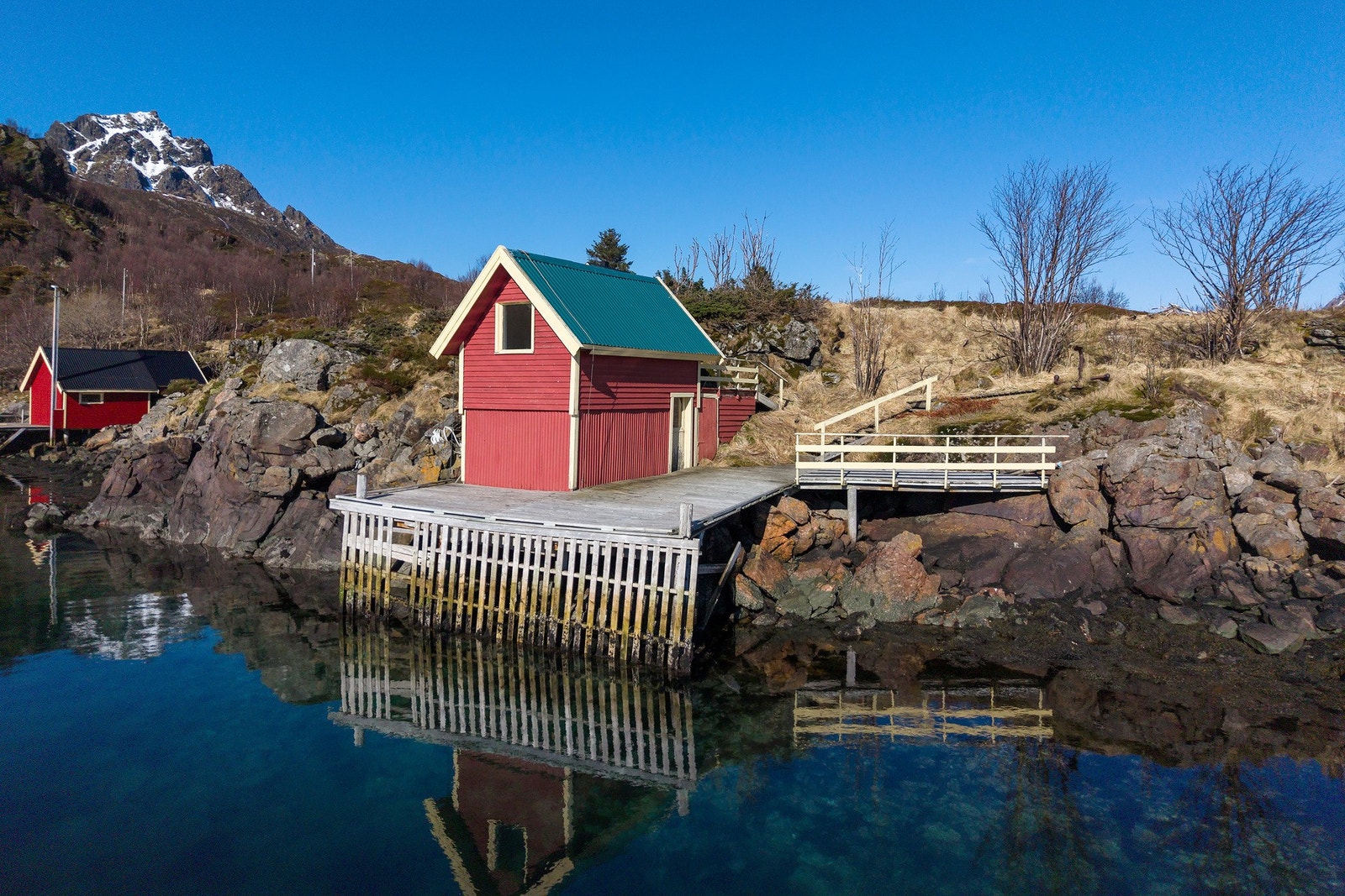 Sjøhus med egen brygge og med umiddelbar nærhet til sjø og båtliv. Galleribilde