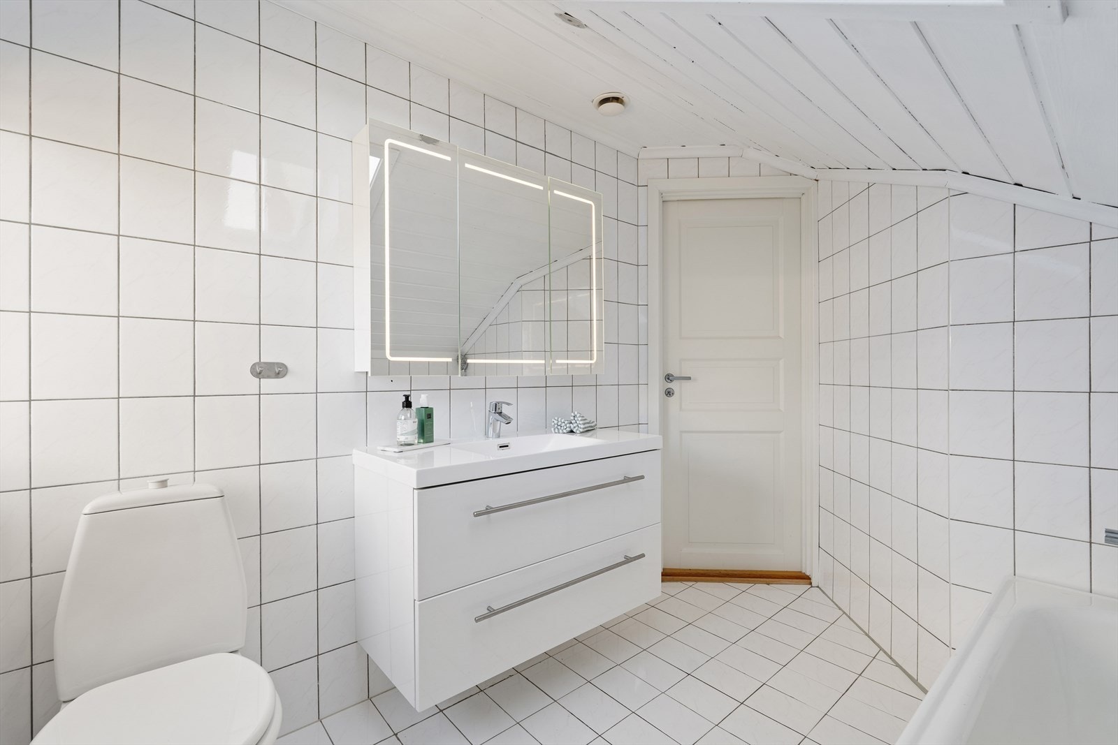 Badet i andre etasje er helfliset og har varmekabler i gulvet for økt komfort. Galleribilde