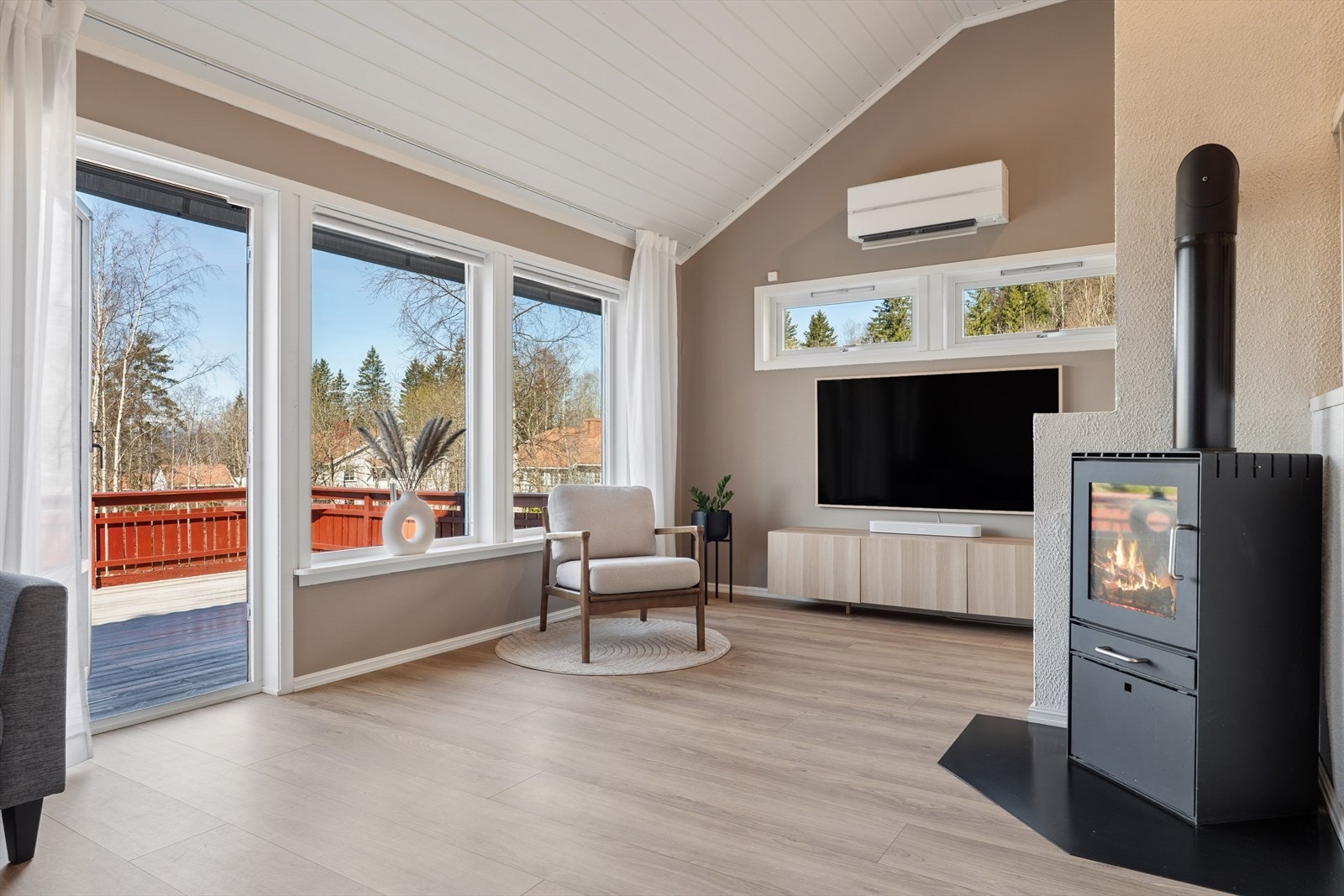 Vedovnen gir både hygge og god varme, mens balkongdøren åpner opp mot den store terrassen. Galleribilde