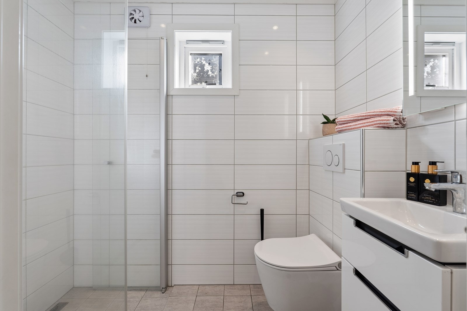 Badet i første etasje ble oppgradert i 2018 og er utstyrt med dusjhjørne, vegghengt toalett og en moderne baderomsinnredning. Varmekabler i gulv. Galleribilde
