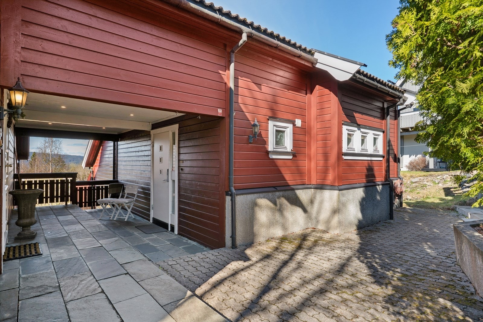 Et hyggelig overbygget inngangsparti ønsker deg hjertelig velkommen hjem. Galleribilde