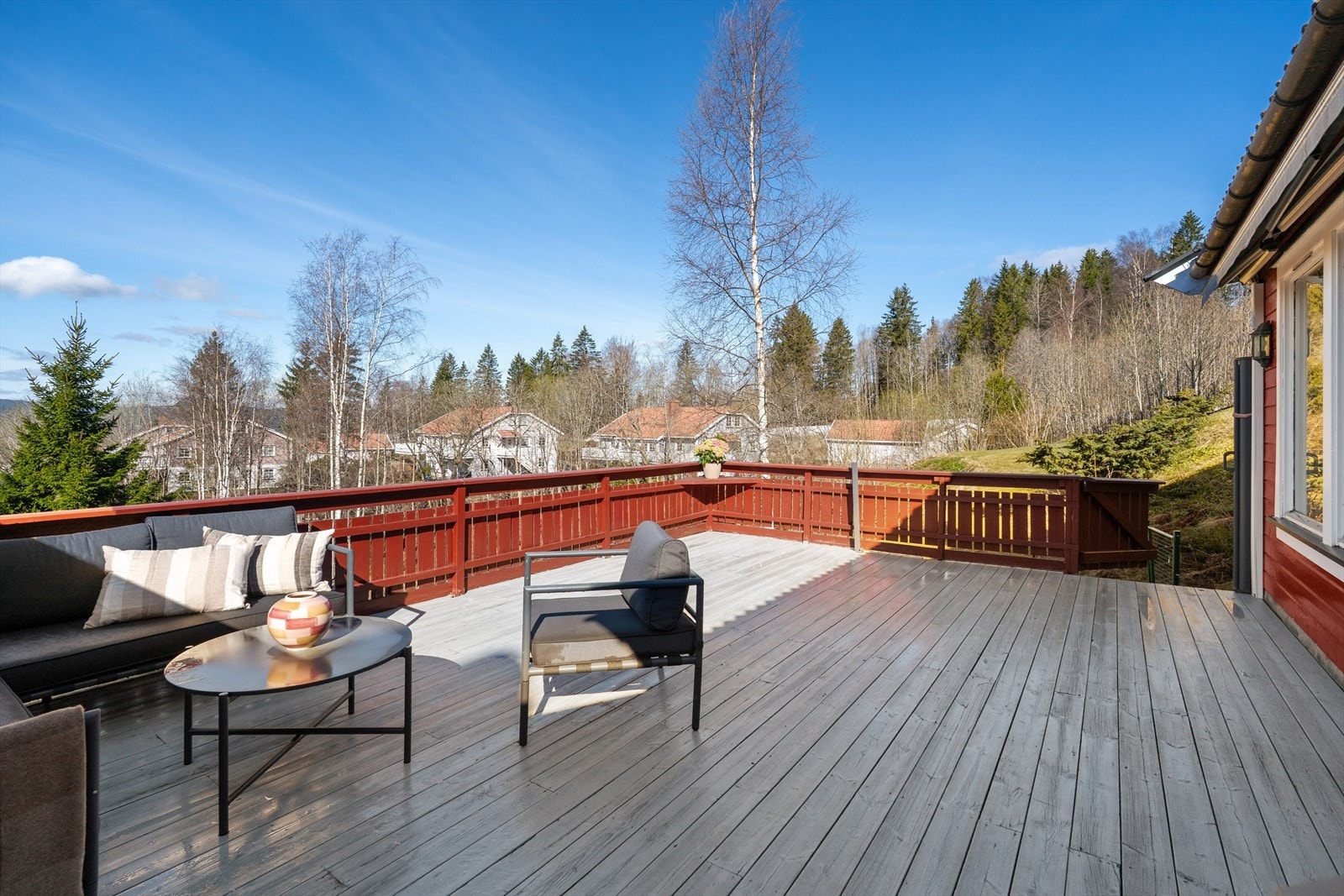 Svært romslig terrasse med rikelig av plass for utemøblement, grill og annet en måtte ønske. Galleribilde