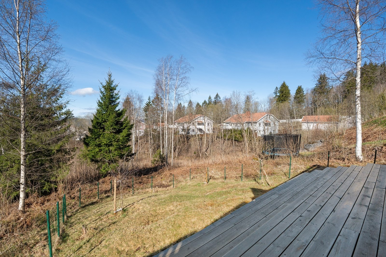 Fra terrassen har man utsyn over den private hagen og de grønne omgivelsene. Galleribilde