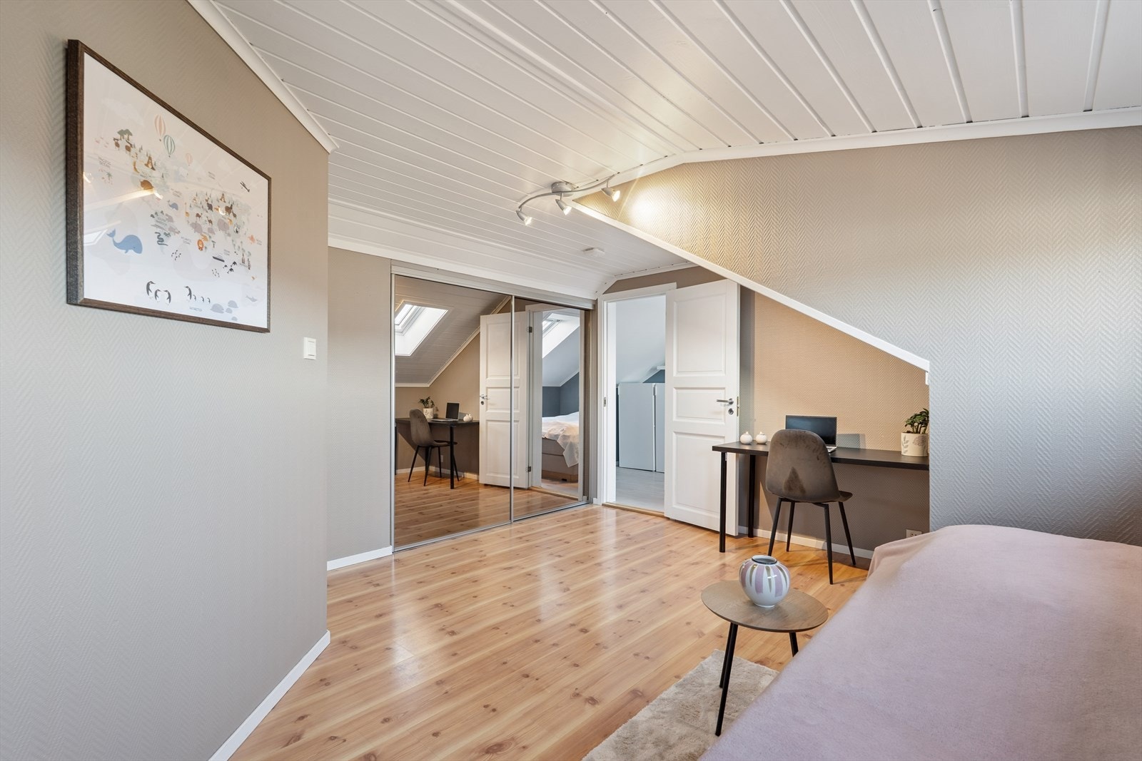 Hovedsoverommet har god plass til dobbeltseng og er utstyrt med en romslig skyvedørsgarderobe. Galleribilde