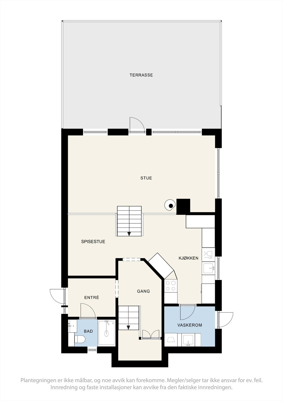 Første etasje på 65 m² rommer en åpen stue- og kjøkkenløsning, bad, vaskerom og entré, med direkte utgang til terrassen. Galleribilde