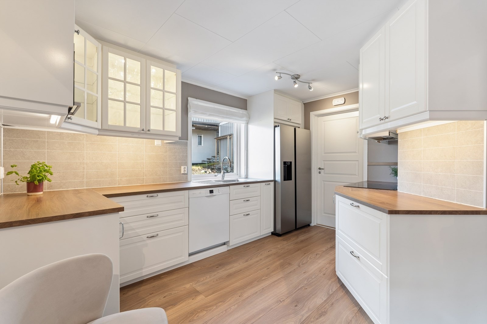 Integrert stekeovn og platetopp, samt plass for frittstående oppvaskmaskin og side-by-side kjøl/frys. Galleribilde