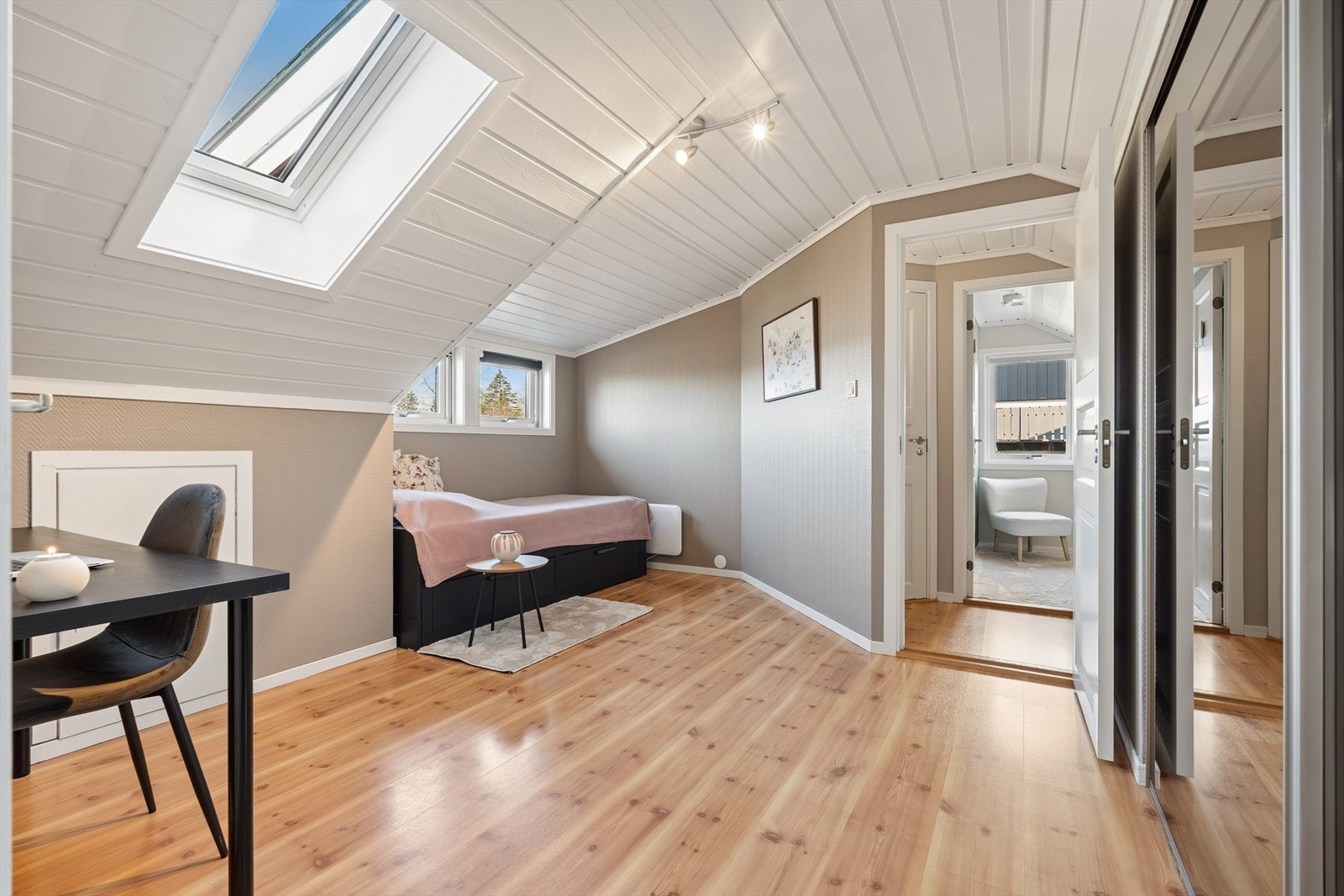 Rommet er lyst og luftig, med takvindu og plass til en egen kontorkrok. Galleribilde