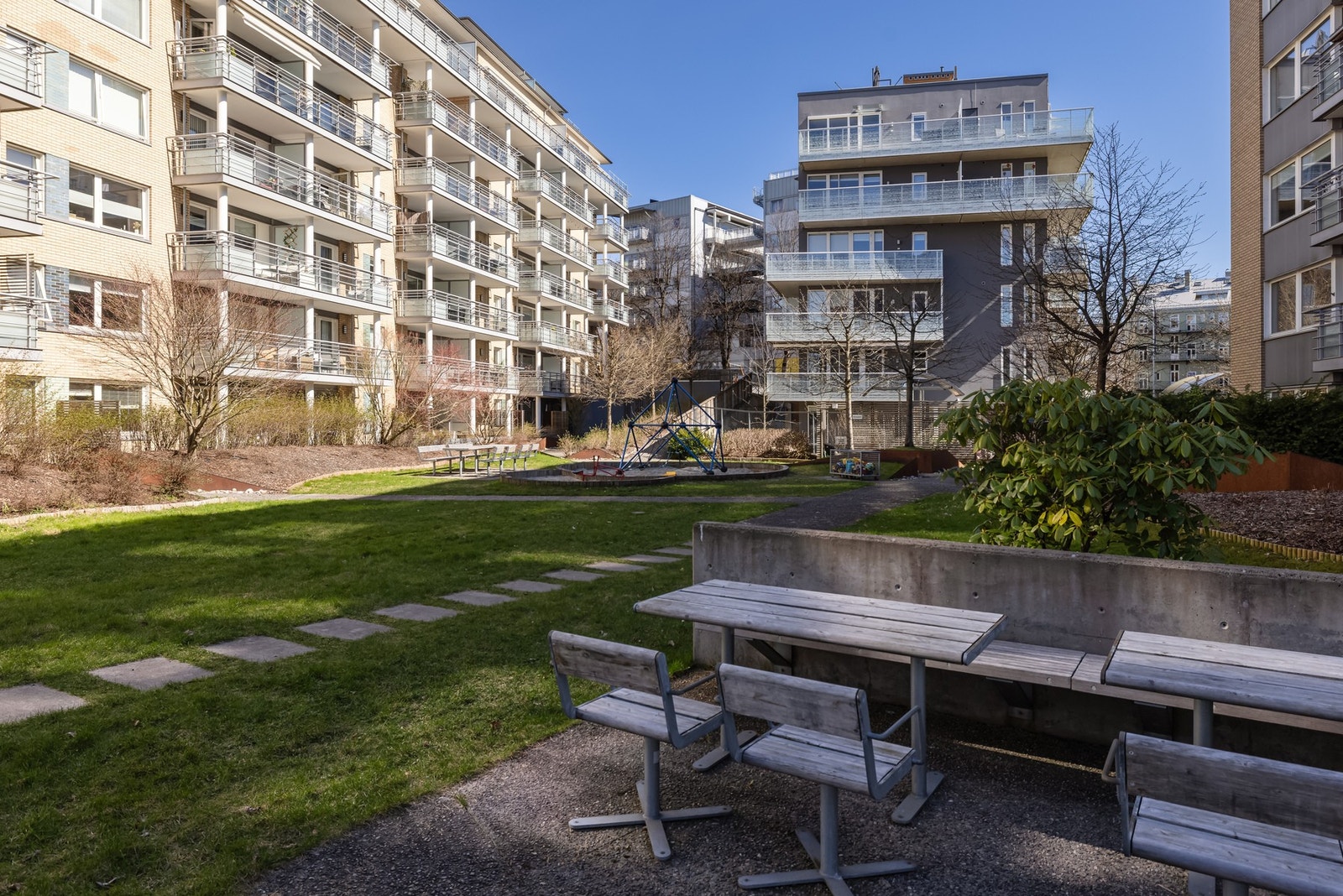 Felles eiertomt for borettslaget på ca. 4 334m². Fellesområder opparbeidet med asfalterte internveier, plenarealer, trær og diverse beplantning. Galleribilde