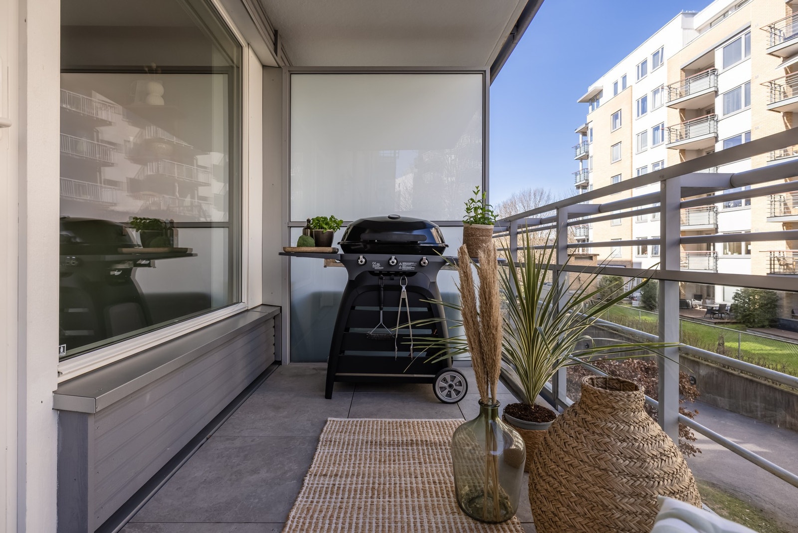På balkongen er det plass til både grill og sittegruppe. Galleribilde