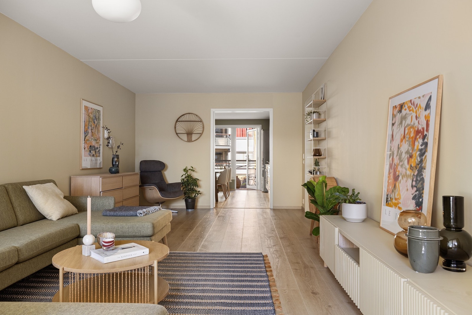 Stuen er romslig med god plass til flere ulike soner og sittegrupper. Galleribilde