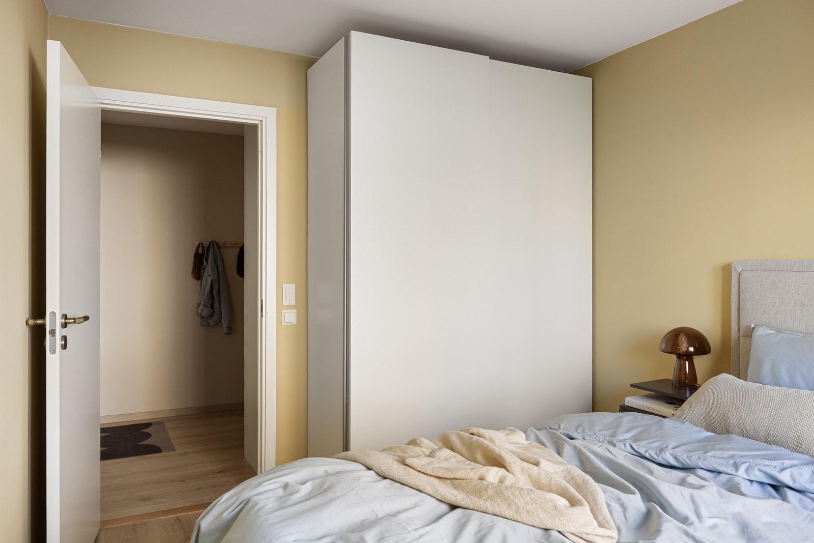 På soverommet er det naturlig plass til dobbeltseng med tilhørende nattbord, samt god oppbevaringsplass i medfølgende skyvedørsgarderobe. Galleribilde