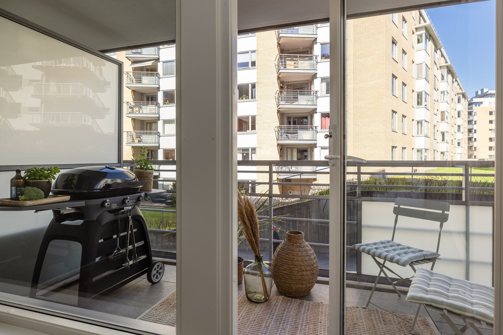 Fra kjøkkenet er det utgang til en nordvendt balkong på 6m² - perfekt for grilling og matlaging utendørs! Galleribilde