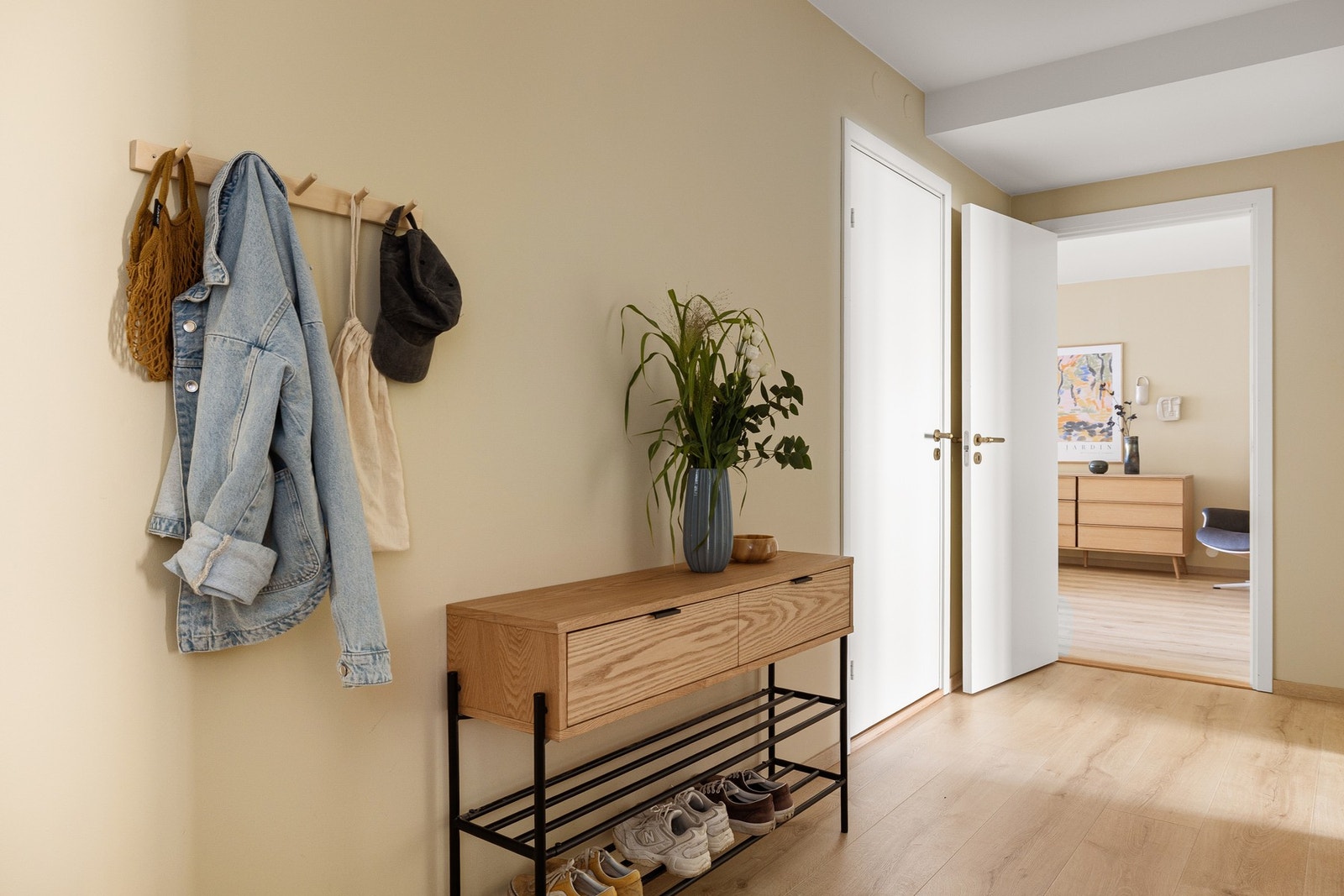 Du ønskes velkommen inn i en lys og innbydende entré av god størrelse. Galleribilde