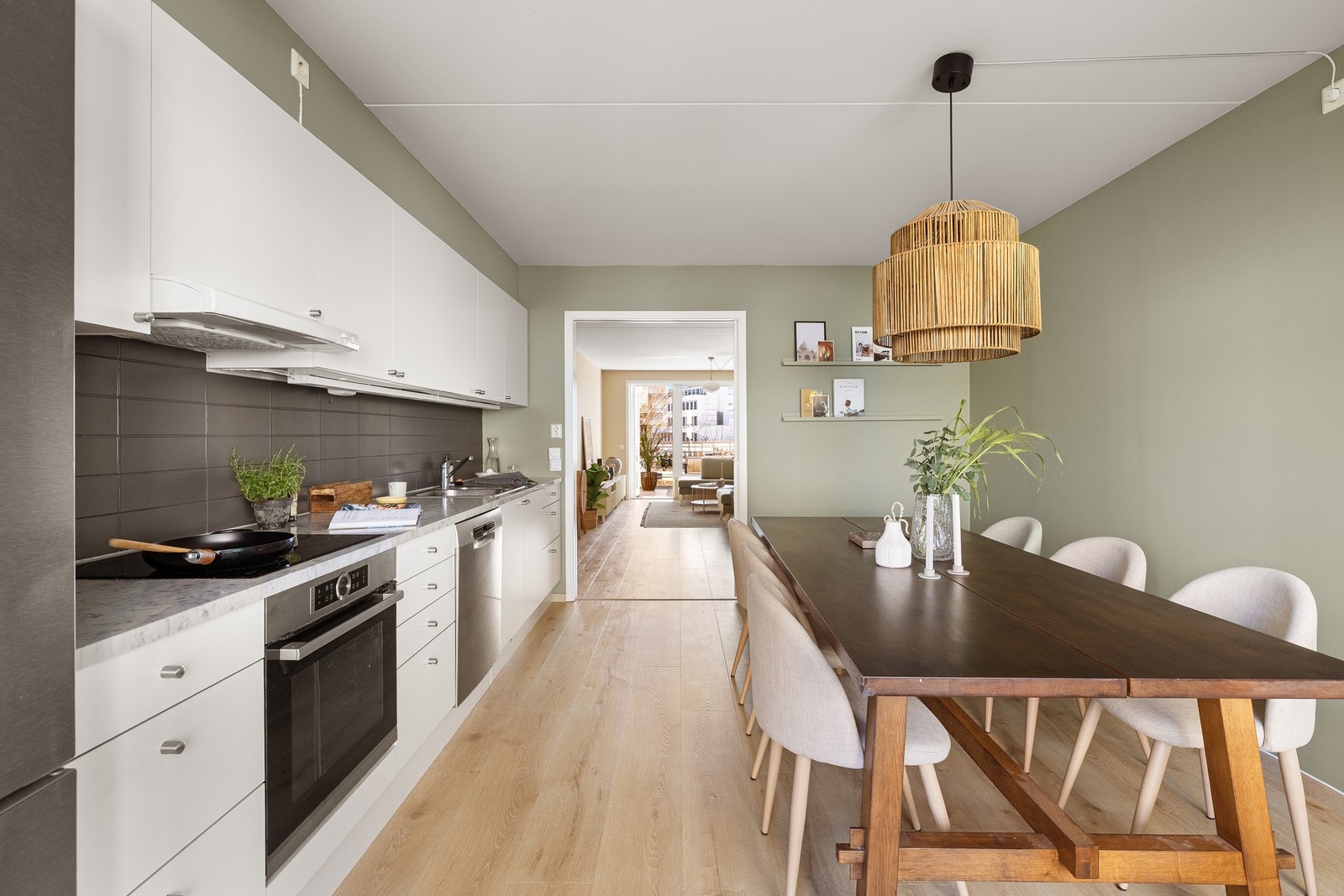 På kjøkkenet er det plass til et stort spisebord som gjør at også kjøkkenet blir et naturlig oppholdsrom og samlingspunkt. Galleribilde