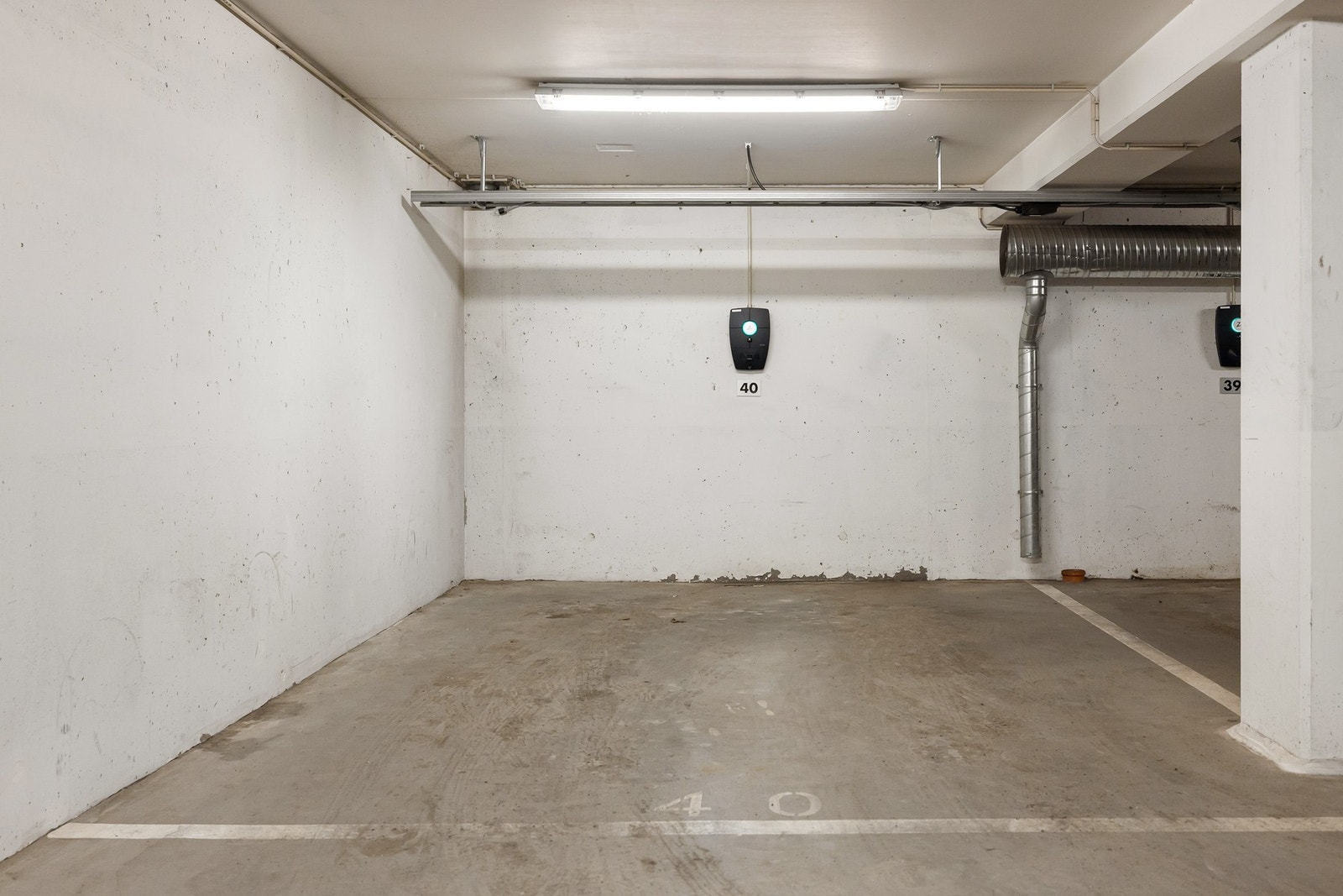 Leiligheten har evigvarende bruksrett til én av borettslagets parkeringsplasser i garasjeanlegget. Det er montert elbil-lader på garasjeplassen. Galleribilde