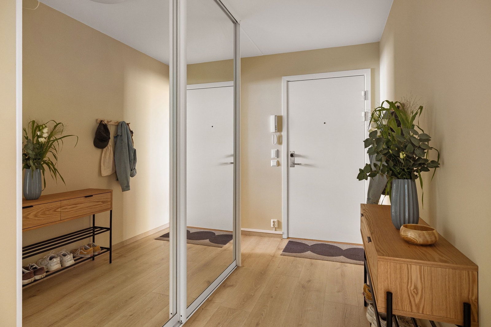 I tillegg disponerer leiligheten en bod på 7m² i samme etasje som leiligheten, samt en kjellerbod på 4m². Galleribilde