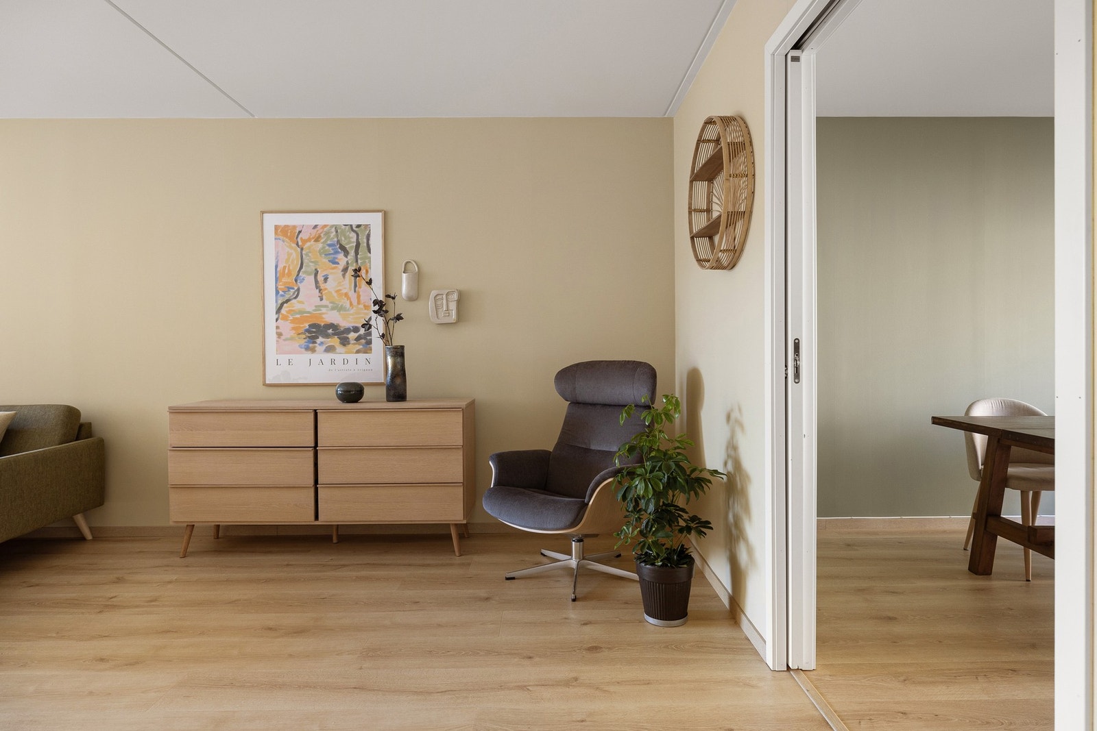 Leiligheten holder en gjennomgående god og moderne standard med enstavs laminat fra 2021 på gulv, skjult elektrisk anlegg og glatte overflater malt i delikate farger i 2021. Galleribilde