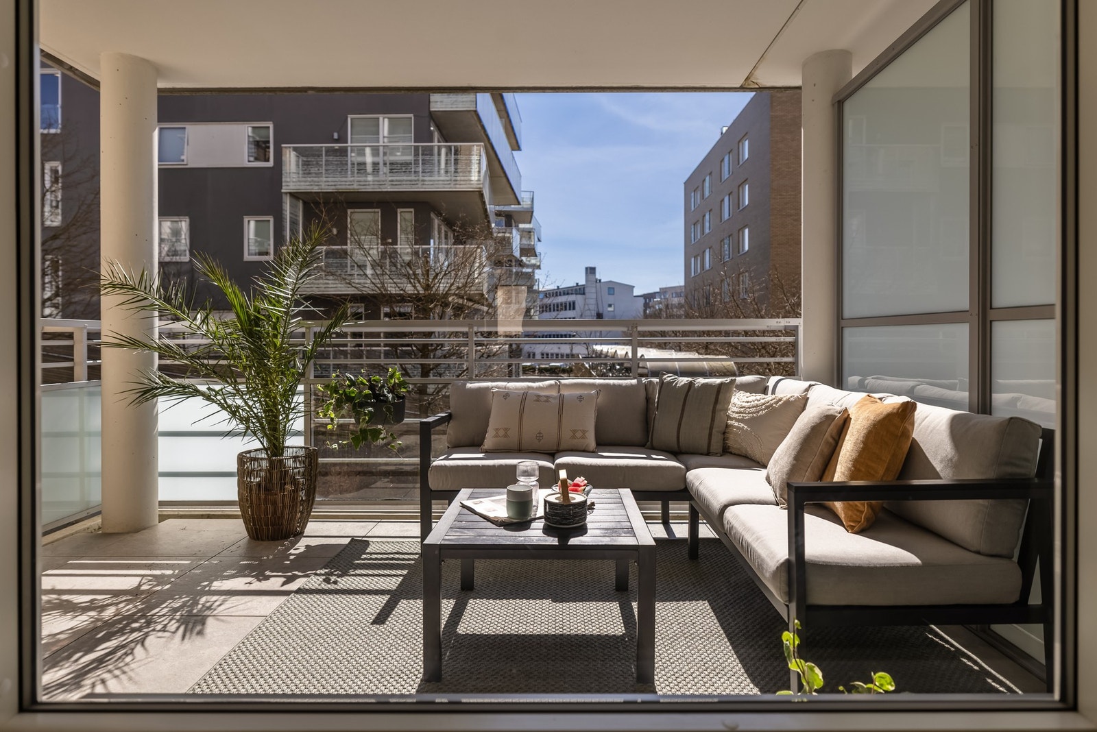 Fra stuen har du utgang til en solrik sydvendt balkong på 10m². Galleribilde