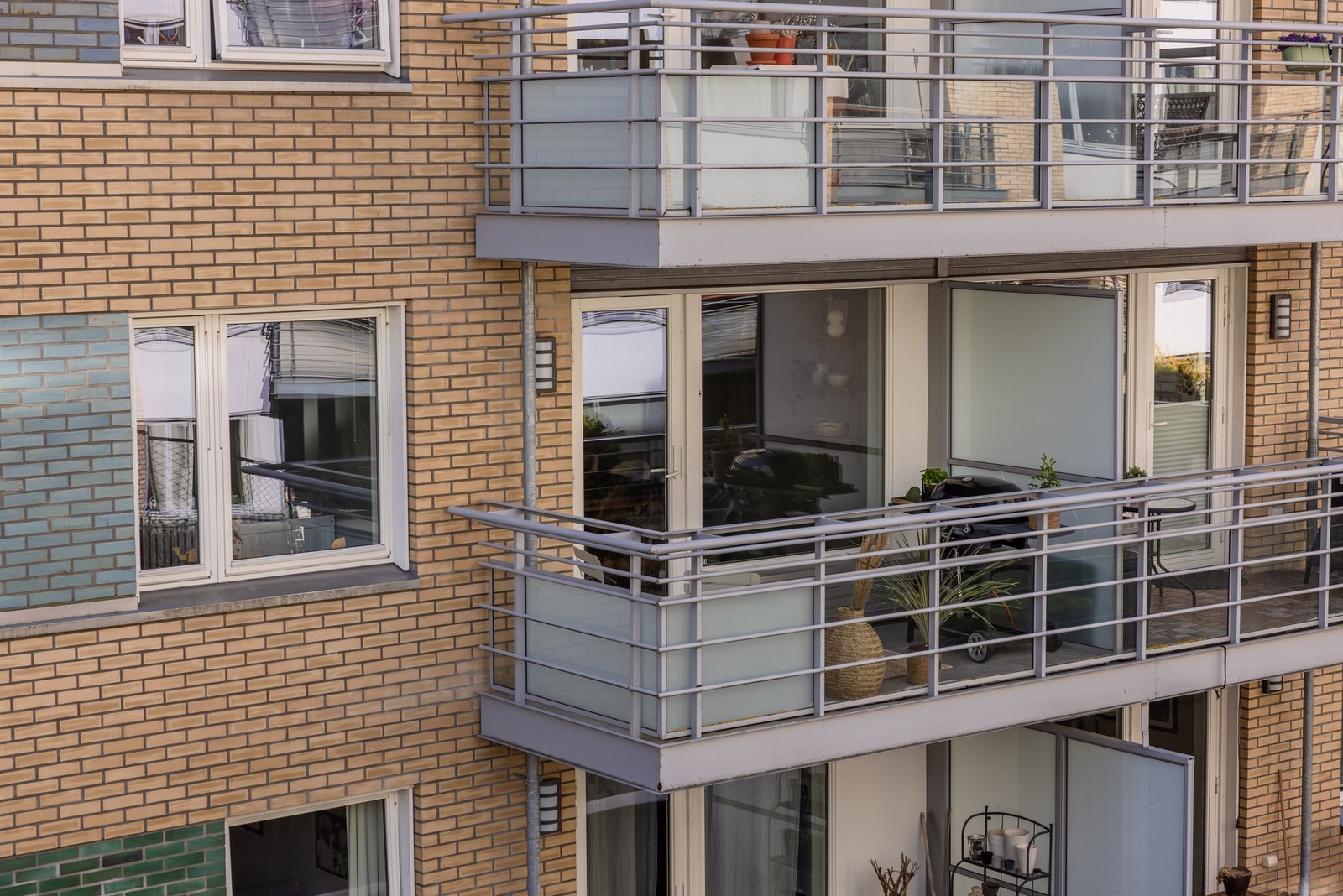 Du tar deg tørrskodd fra garasjeplassen og opp til leiligheten i byggets 2. etasje via felles trapperom med heis. Galleribilde