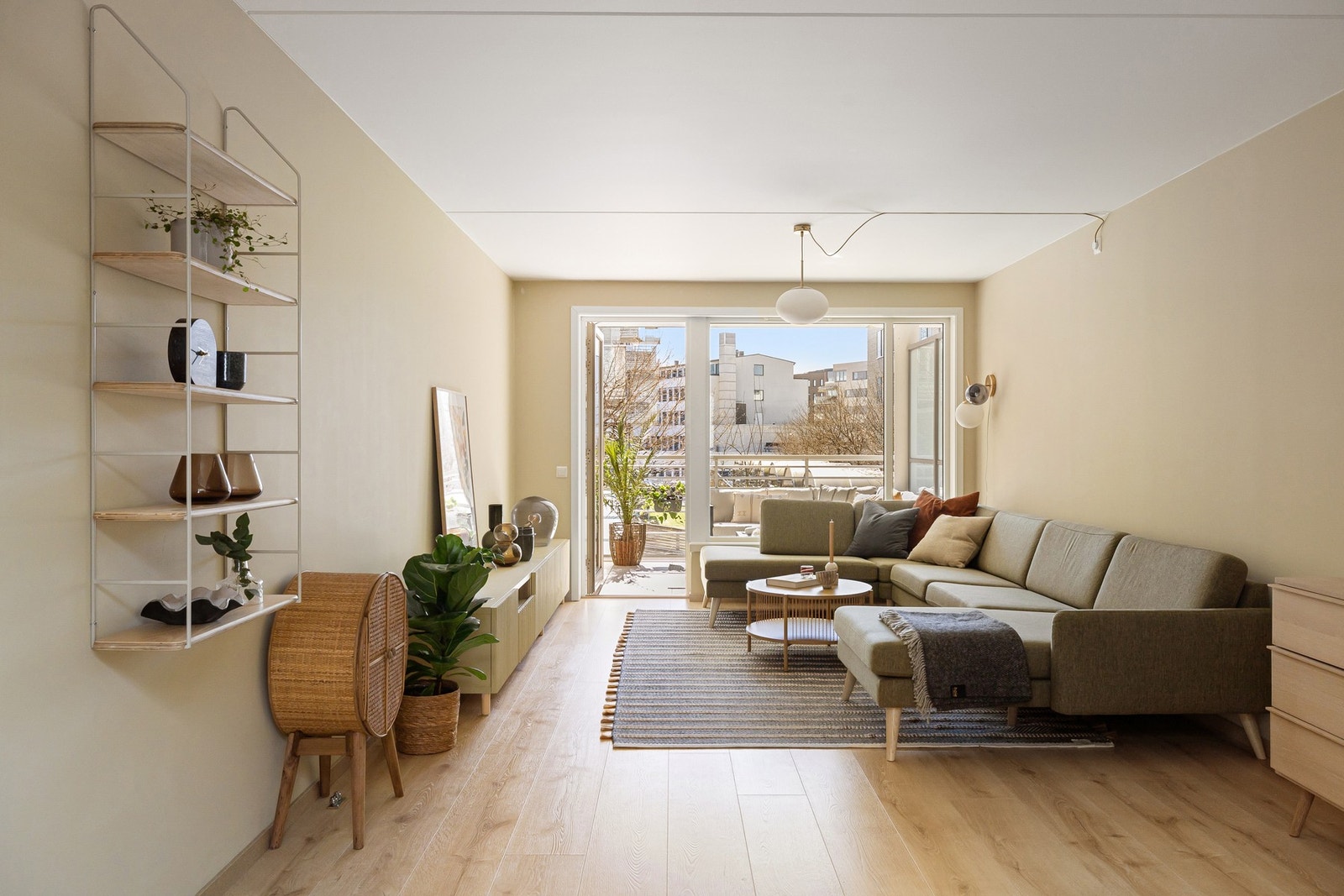Leiligheten ligger i byggets 2. etasje (heisadkomst), og har en gjennomgående planløsning med stor stue, separat spisekjøkken, 2 soverom og baderom. Galleribilde