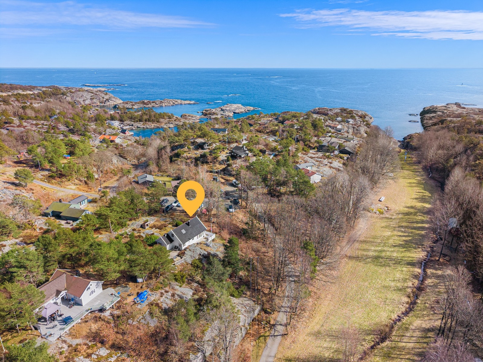 Dronefoto over hytta og dens omgivelser Galleribilde