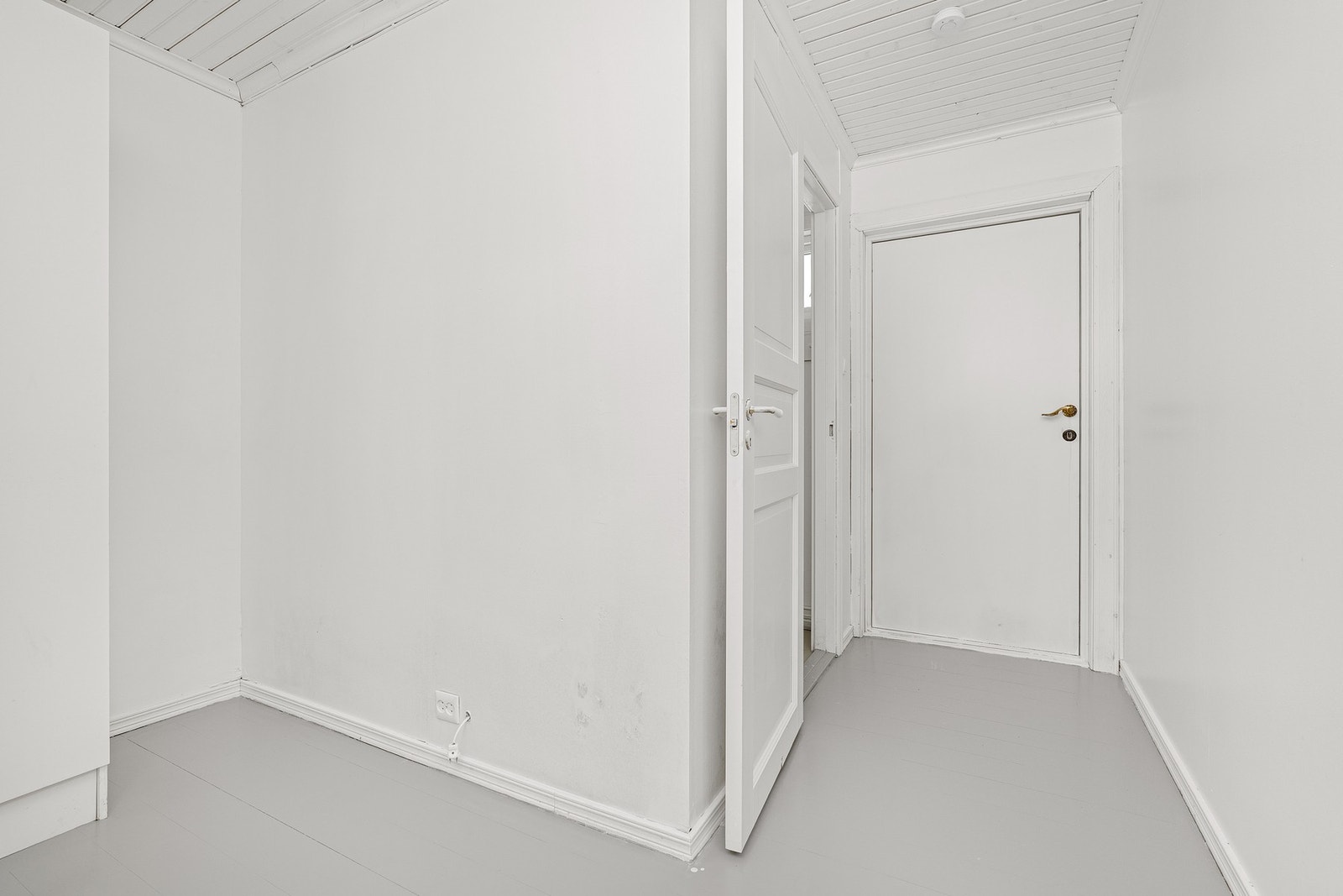 Gang med lite soverom/omkledningsrom Galleribilde