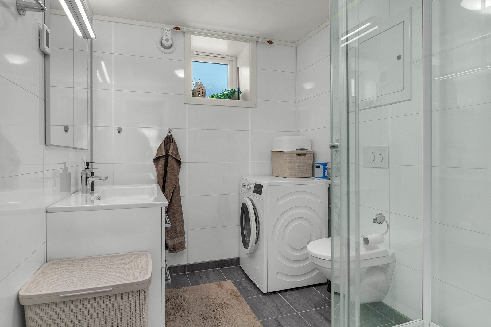 Badet har alt du trenger - elektriske varmekabler i gulv Galleribilde