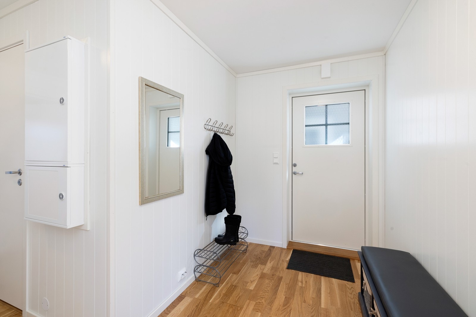 Velkommen inn! I gangen er det plass til å henge fra seg yttertøyet og sette fra seg sko Galleribilde