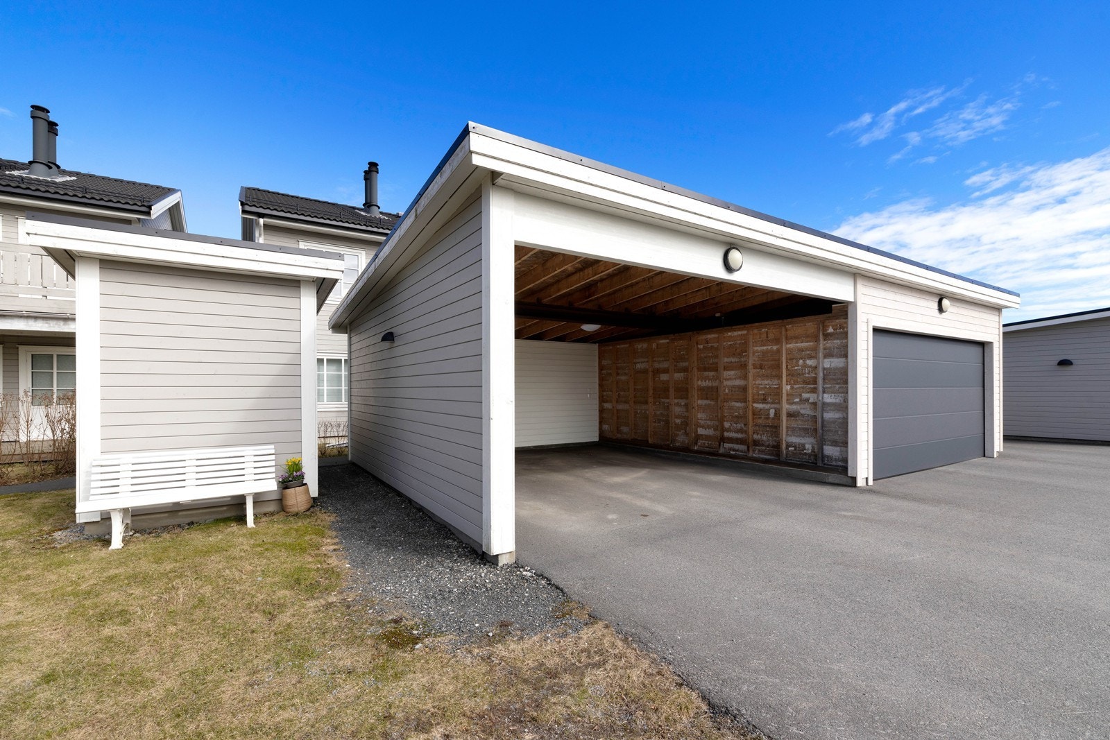 Det er tilhørende parkeringsplass i halvpart av carport Galleribilde