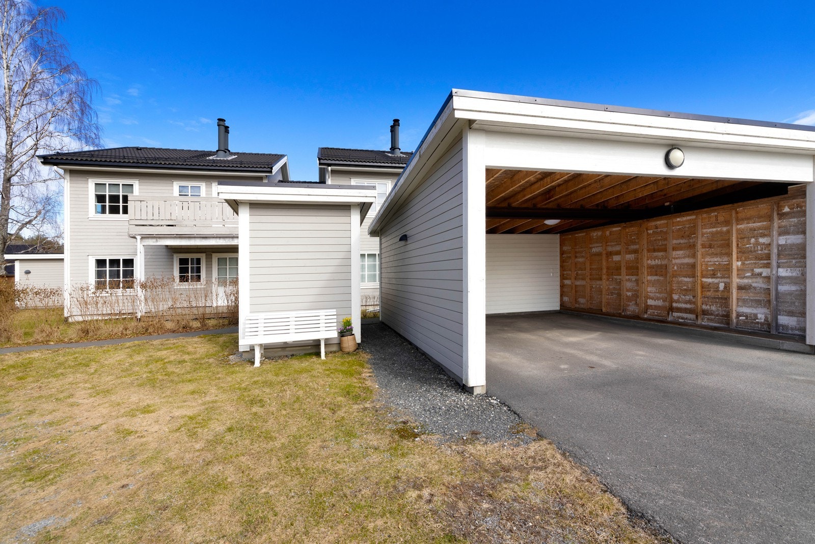 Felles eiertomt for sameiet er pent opparbeidet med plen, beplantning og asfalt Galleribilde