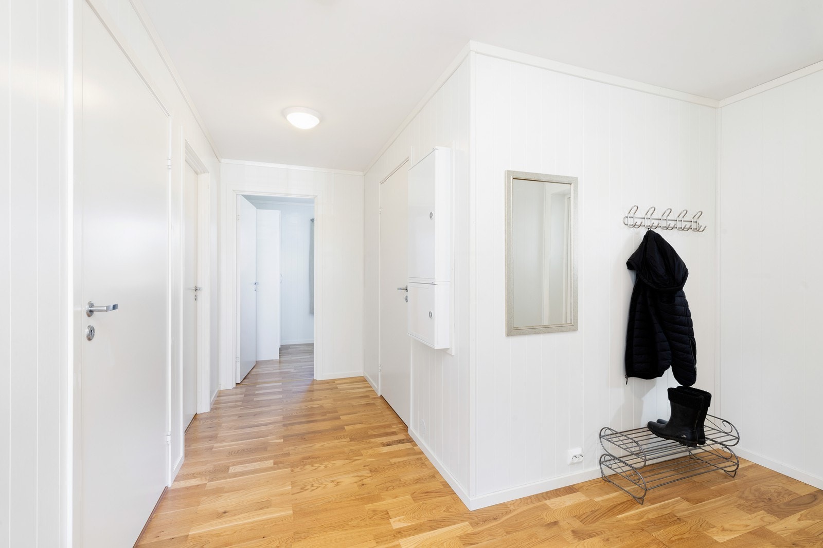 Fra gangen er det adkomst til to soverom, bad og vaskerom Galleribilde