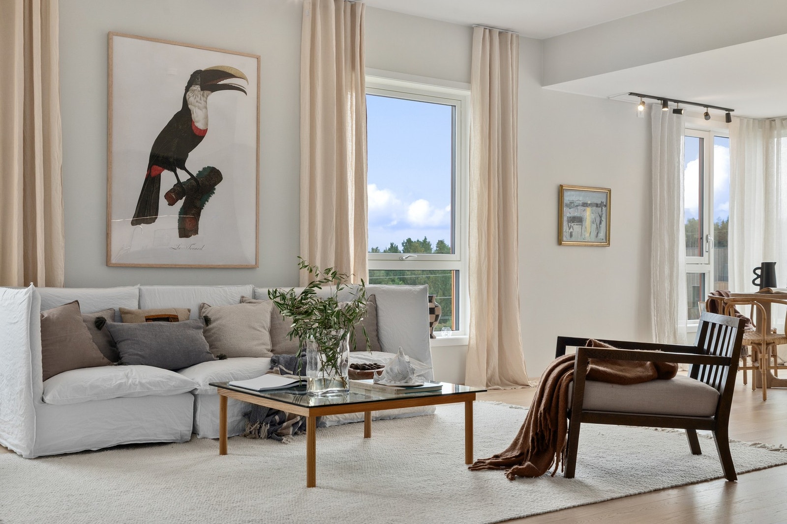 Stuen fremstår lys og luftig med en åpen løsning mot kjøkkenet, noe som gir en flott romfølelse. Galleribilde
