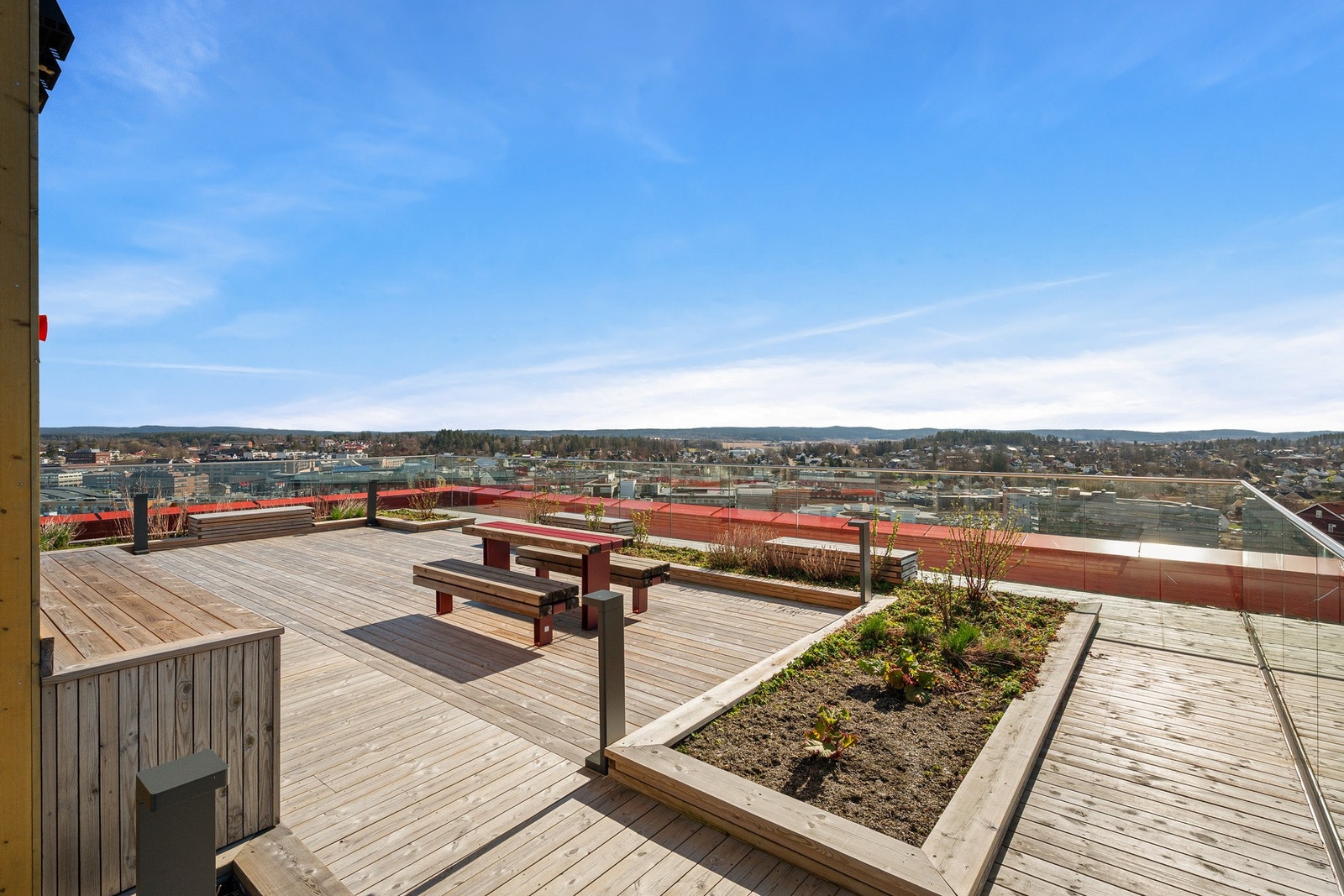 Nyt solrike dager på felles takterrasse i toppetasjen. Galleribilde
