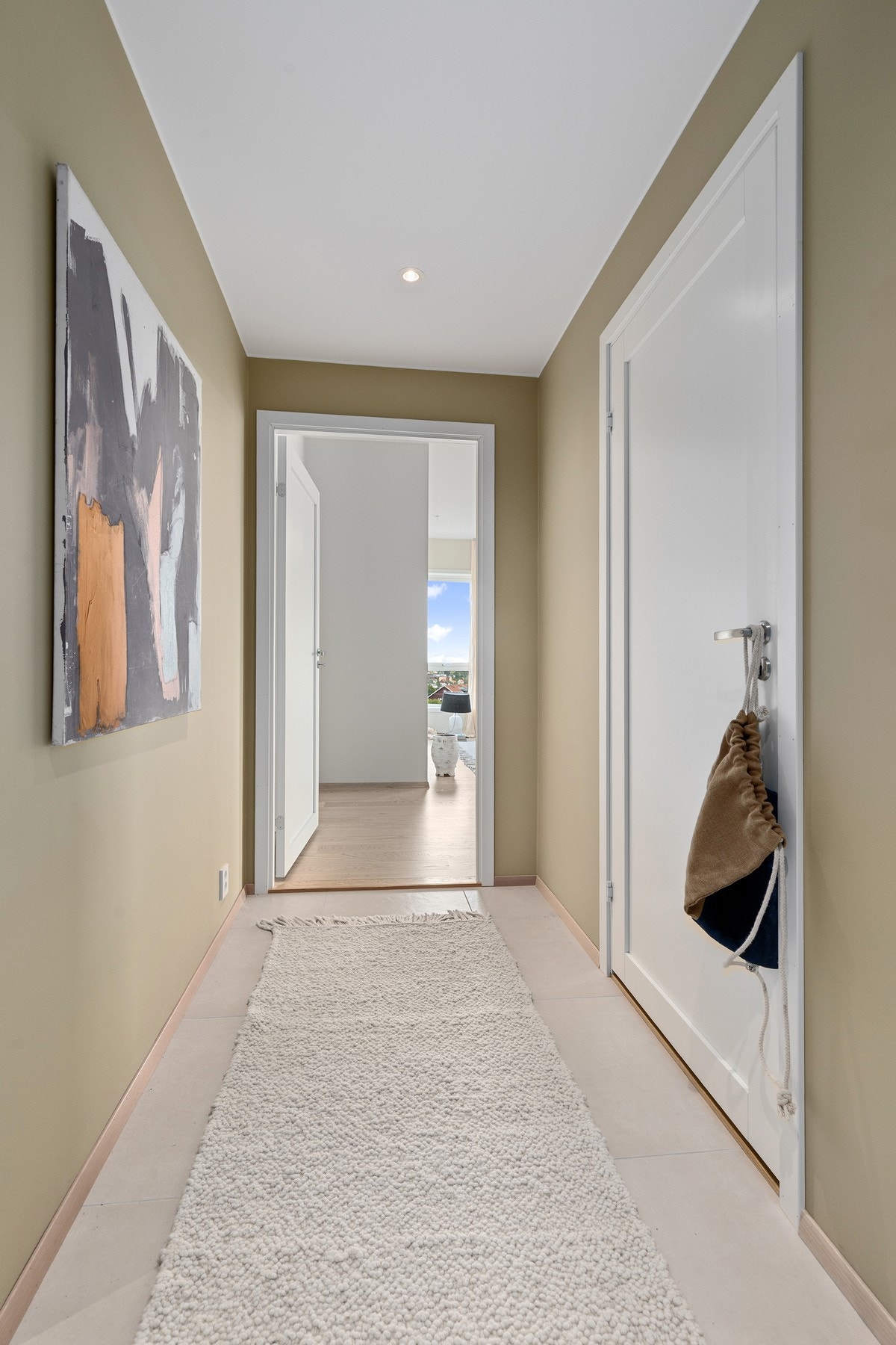 Velkommen inn i en moderne og innbydende leilighet med gjennomgående god standard og tidsriktige materialvalg. Galleribilde