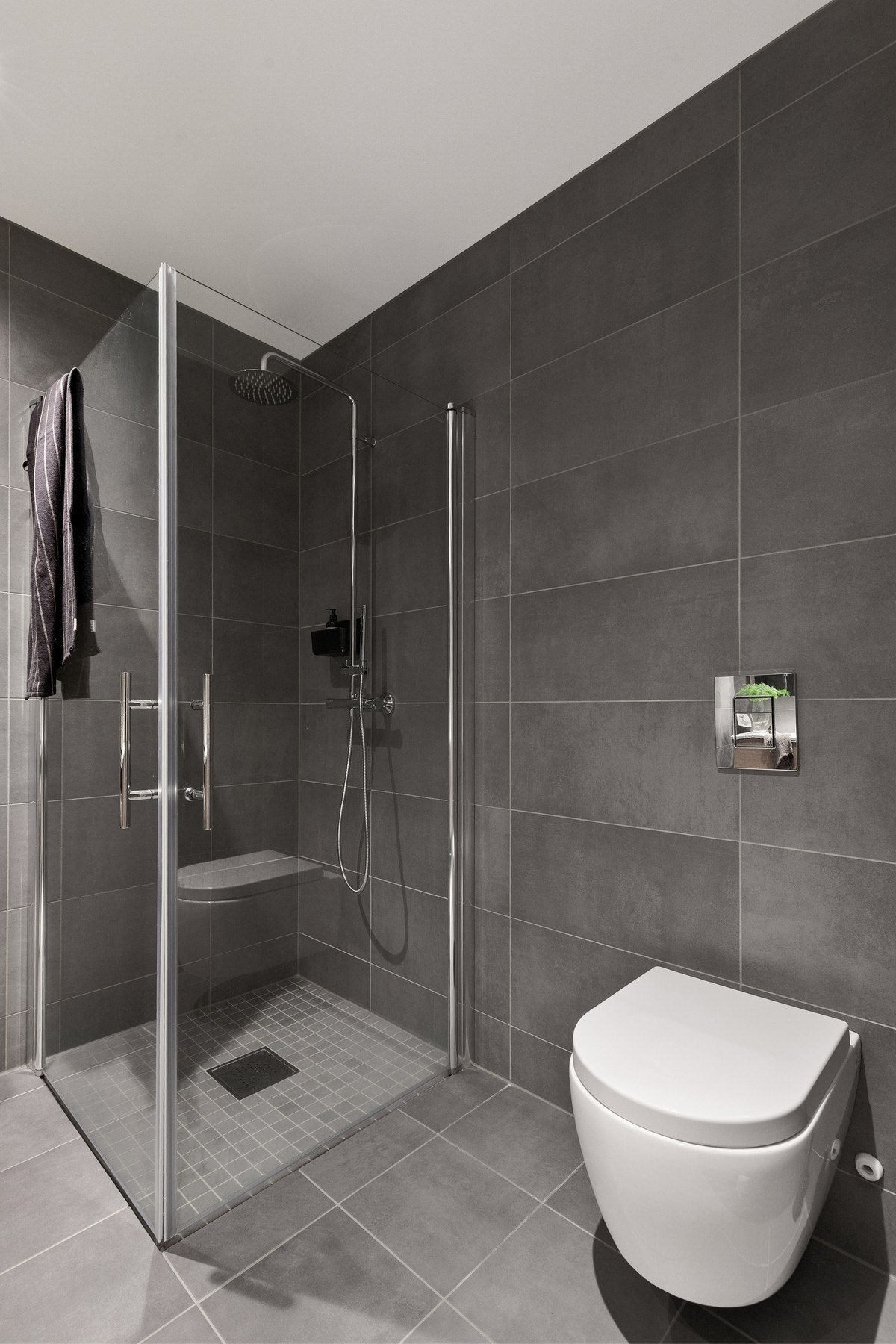 Det ene badet er tilknyttet hovedsoverommet og gir en privat og praktisk løsning, mens det andre badet er lett tilgjengelig fra entré og oppholdsrom. Galleribilde