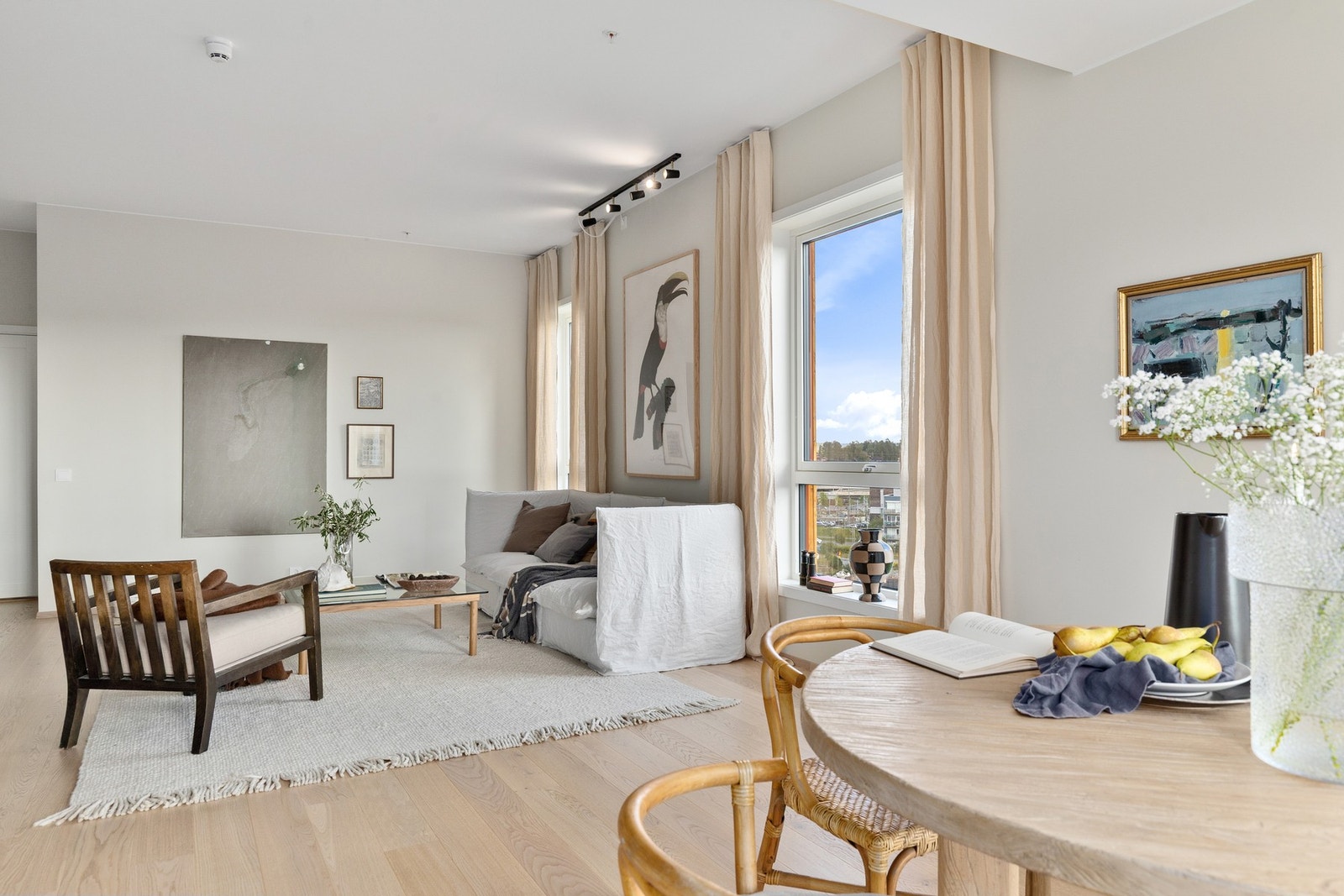 Her er det god plass til både sofagruppe og spisebord, og planløsningen legger godt til rette for både avslappende hverdager og sosiale sammenkomster. Galleribilde
