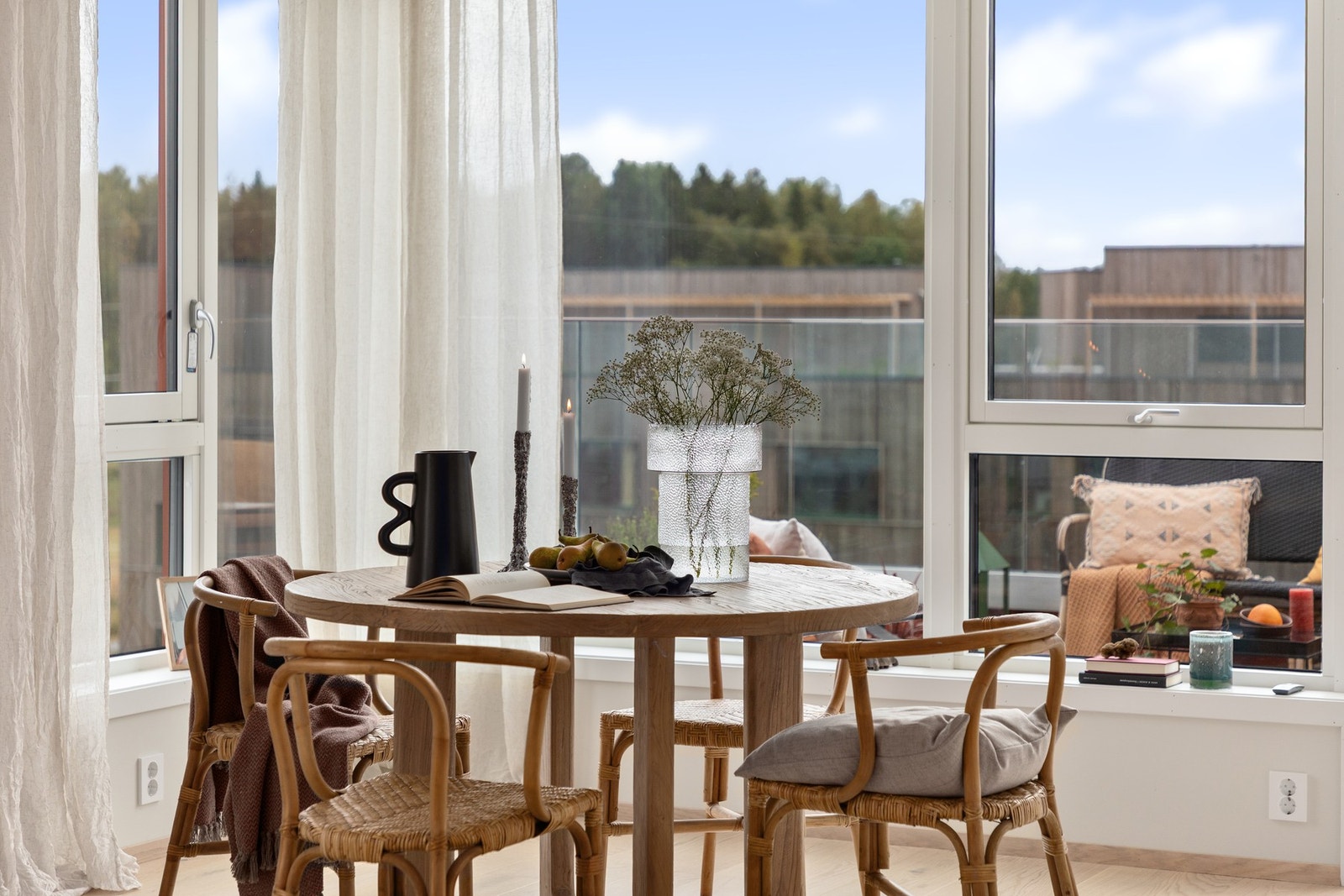 Store vindusflater slipper inn rikelig med naturlig lys og skaper en behagelig atmosfære. Galleribilde