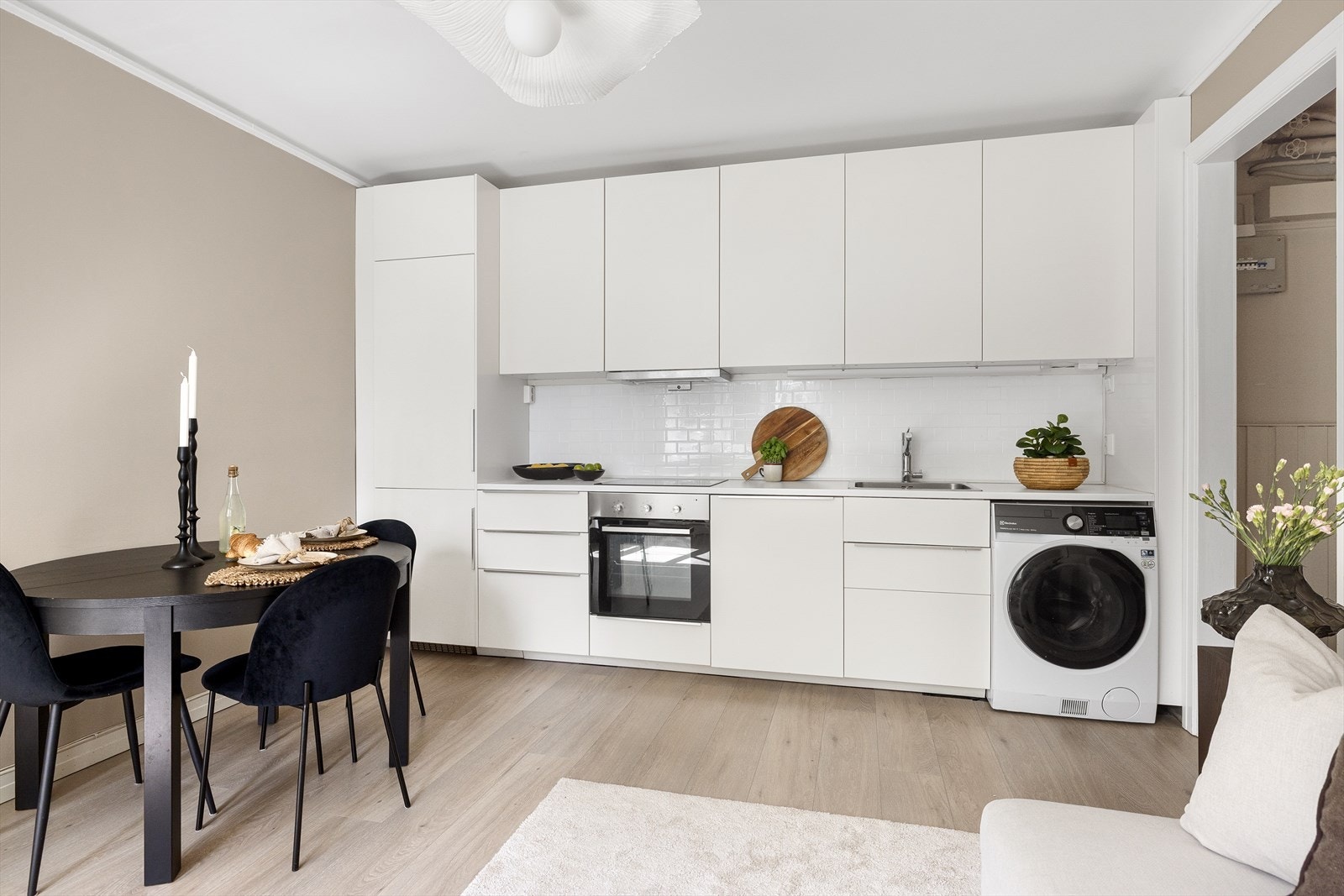 Pent og tidsriktig kjøkken med glatt laminert kjøkkeninnredning. Kjøkkenet var nytt i 2018. Galleribilde