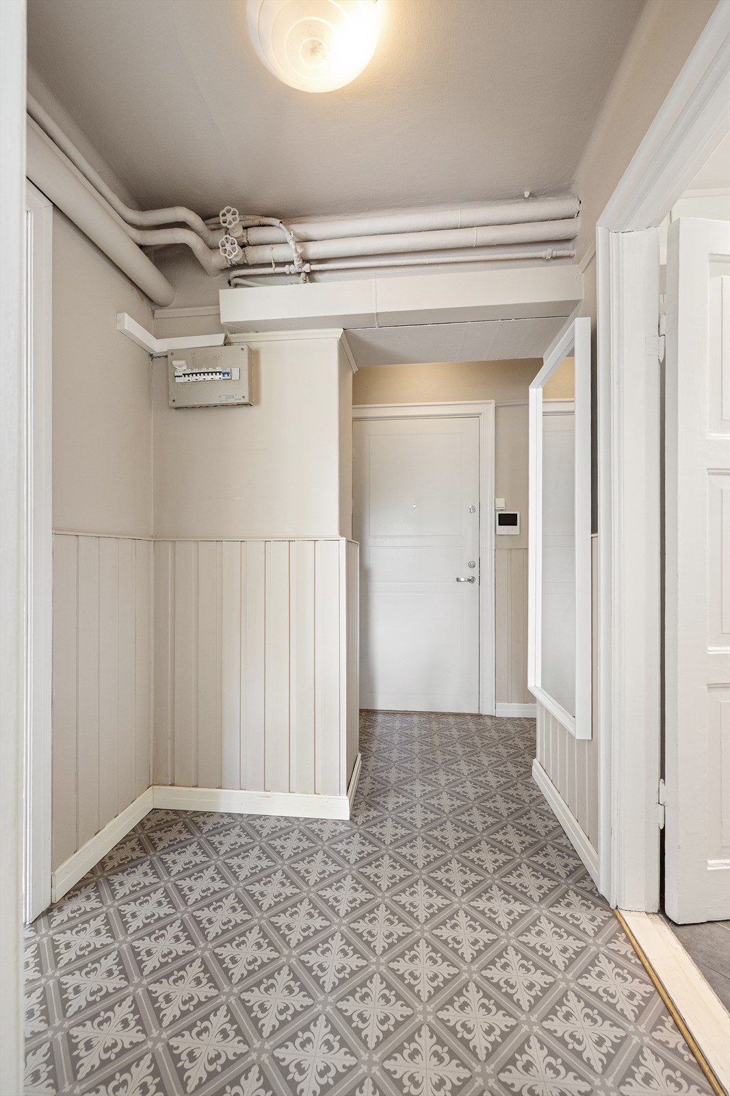 Romslig gang med plass til diverse møblement. Galleribilde