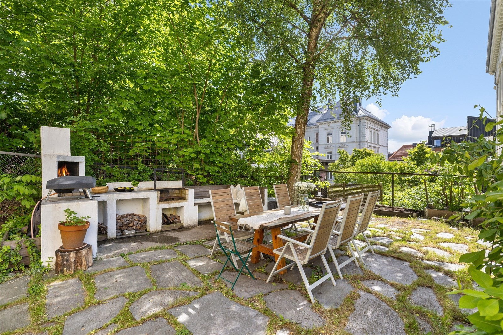 Nydelig bakgård. Her finner du en grønn, frodig og skjermet oase - Attraktivt beliggende på Bolteløkka! Galleribilde