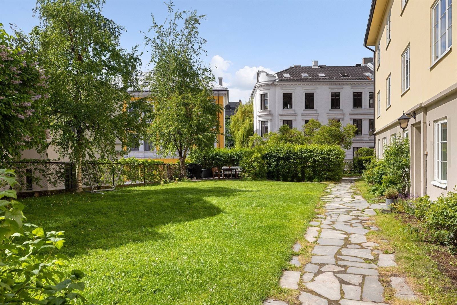 Stort, grønt uteareal til fri benyttelse for sameiets beboere. Galleribilde