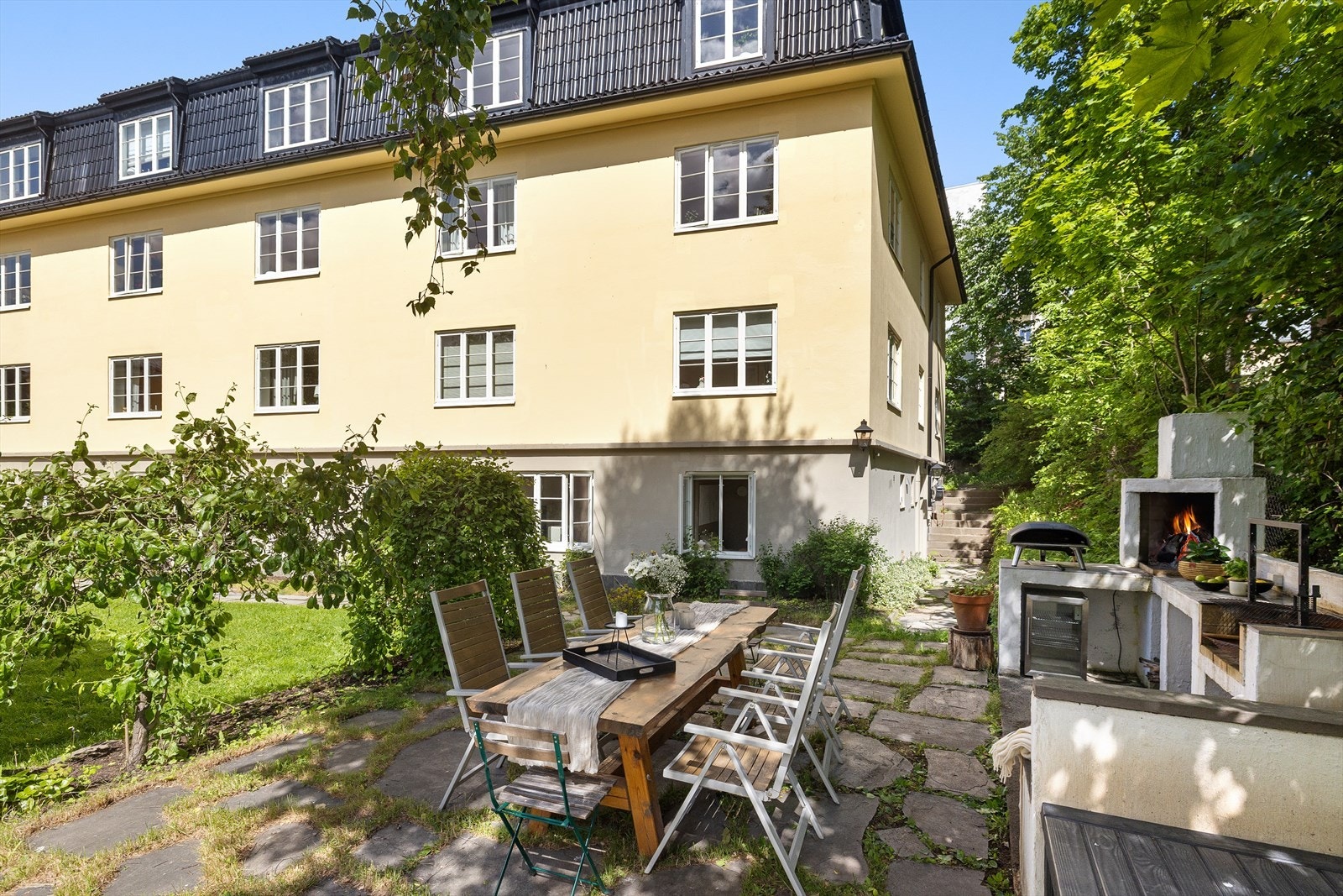 Boligen ligger i en vakker bygård med en solrik og idyllisk bakhage. Galleribilde