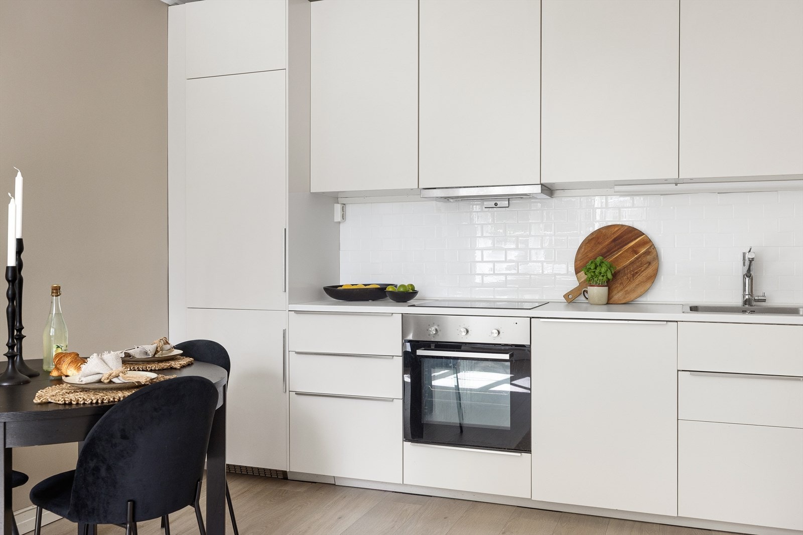 Kjøkkenet er utstyrt med kullfiltervifte over integrert koketopp og ovn, laminert benkeplate, kum med ettgreps blandebatteri, samt integrert kjøl og frys og oppvaskmaskin. Galleribilde