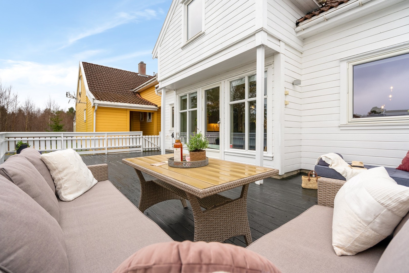 En romslig terrasse på 39 kvm. som gir mulighet for flere sitte- og soneløsninger etter behov Galleribilde