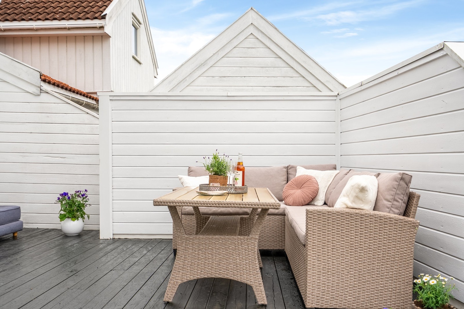 Her kan du nyte de sene sommerkveldene på terrassen med god stemning og ro Galleribilde