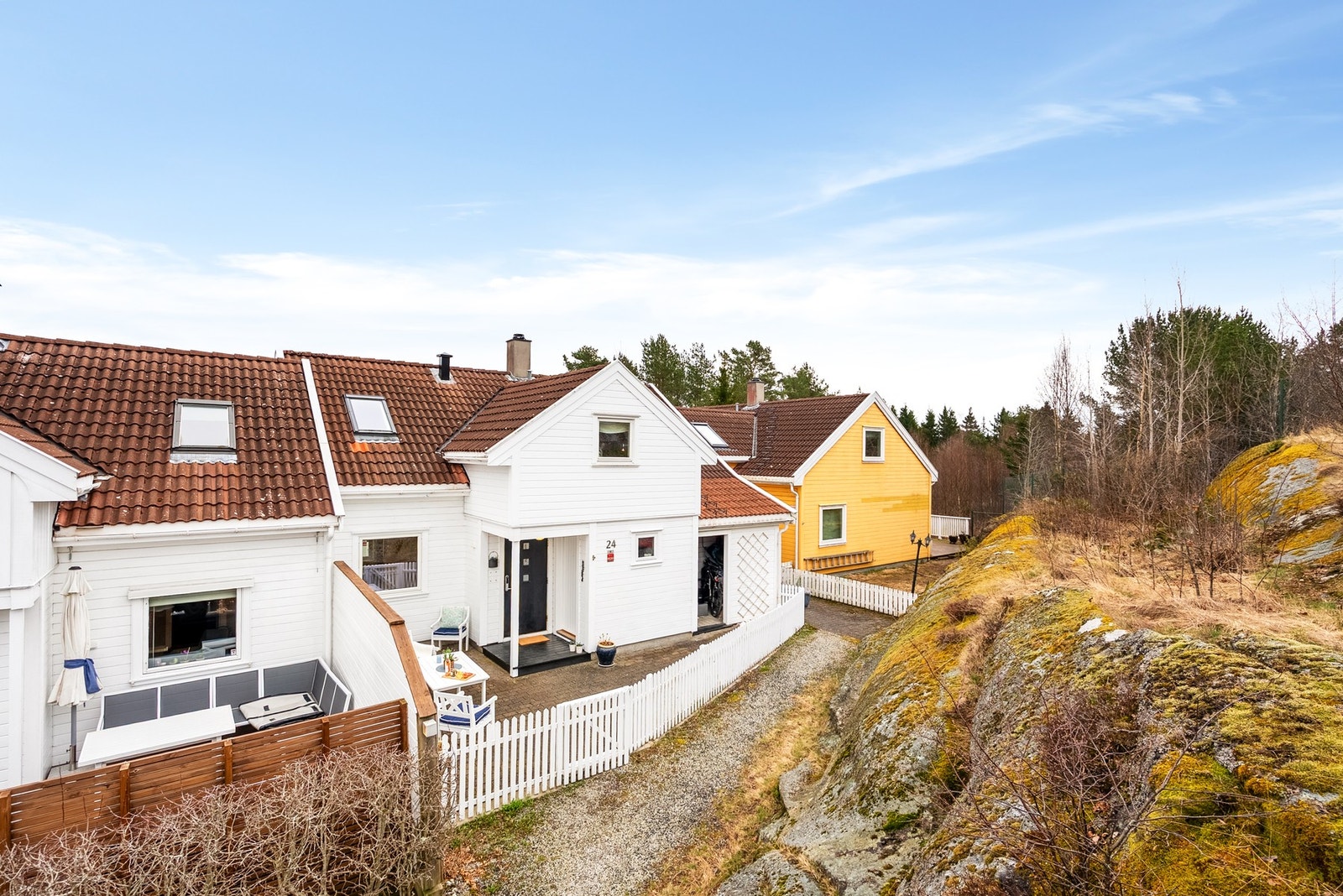 Velkommen hjem - med uteplasser på begge sider av huset kan du nyte solen fra formiddag til ettermiddag i behagelige omgivelser. Galleribilde