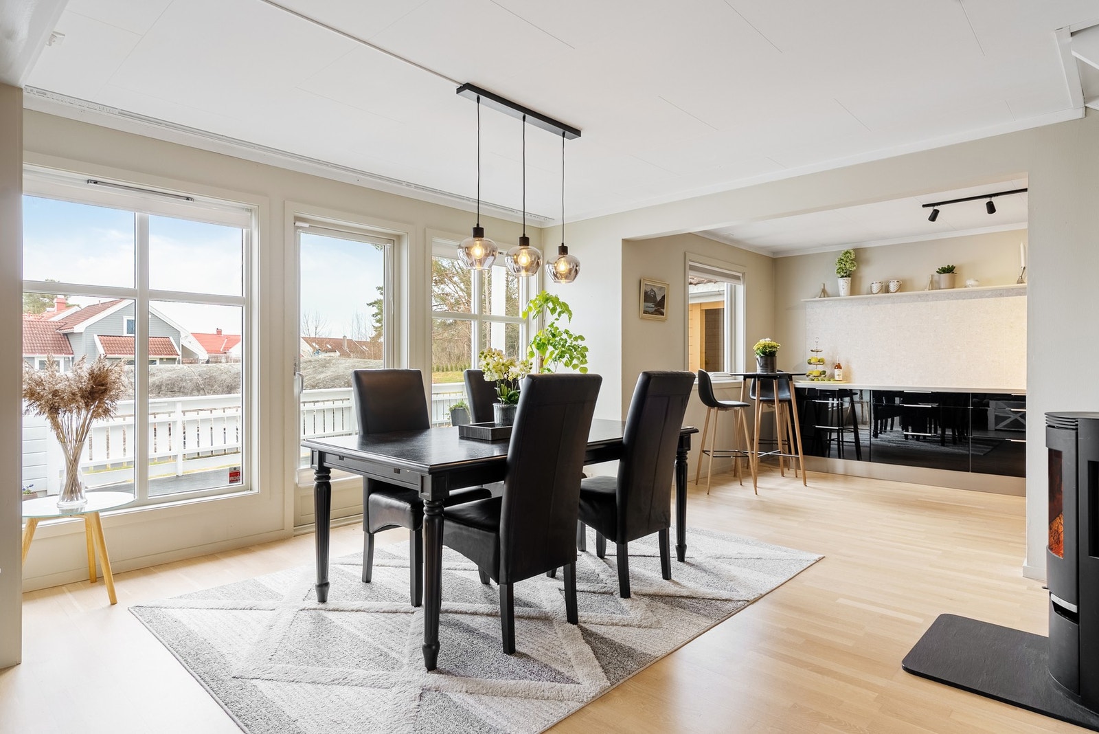 Åpen løsning gir kort vei fra kjøkken til spiseplass - Godt lysinnslipp og flott utsyn gjennom store vindusflater Galleribilde