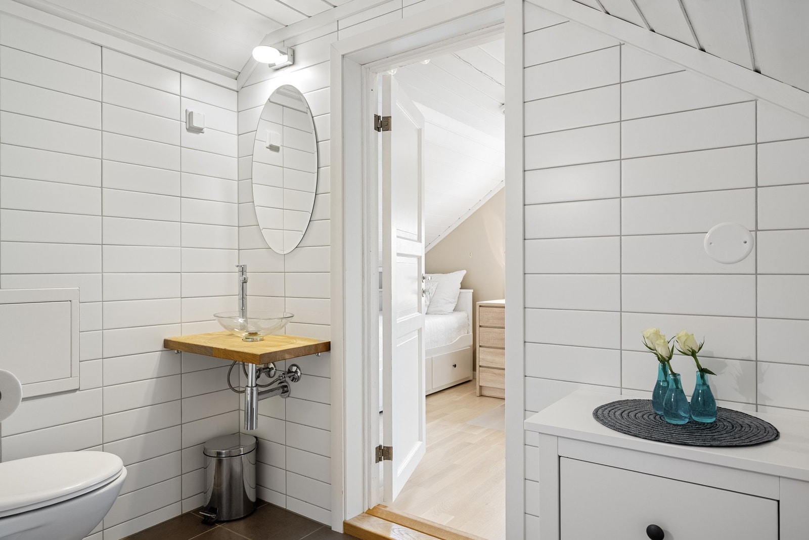 Et verdifullt ekstra bad med samme tidløse uttrykk som badet i 1. etasje Galleribilde