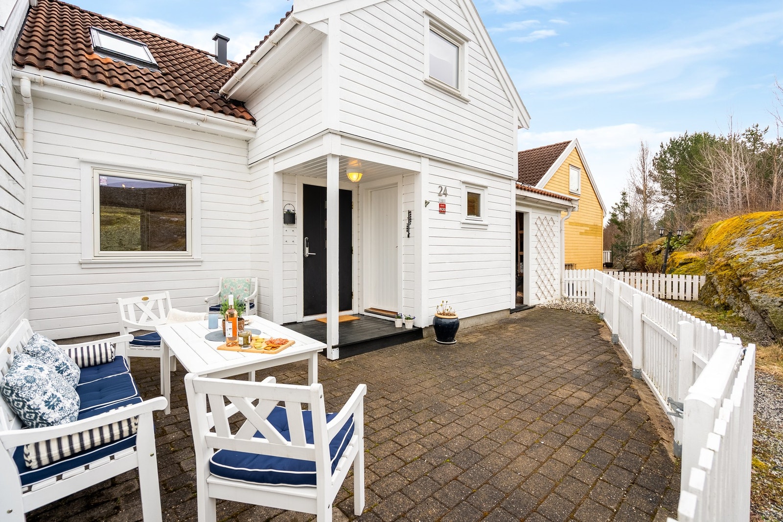 Et hyggelig inngangsparti møter deg ved ankomst, med overbygg og nøkkelfri adkomst som gir en komfortabel og smidig hverdag Galleribilde
