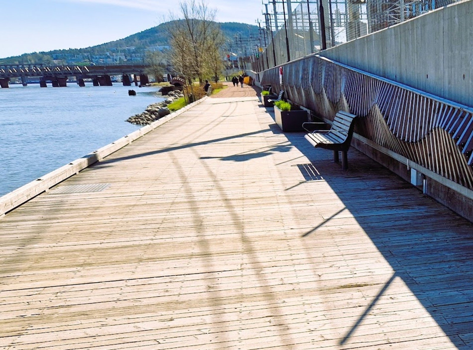 Her har du flotte turmuligheter langs elven, perfekt for rolige spaserturer, jogging eller bare å nyte utsikten i grønne og hyggelige omgivelser. Galleribilde